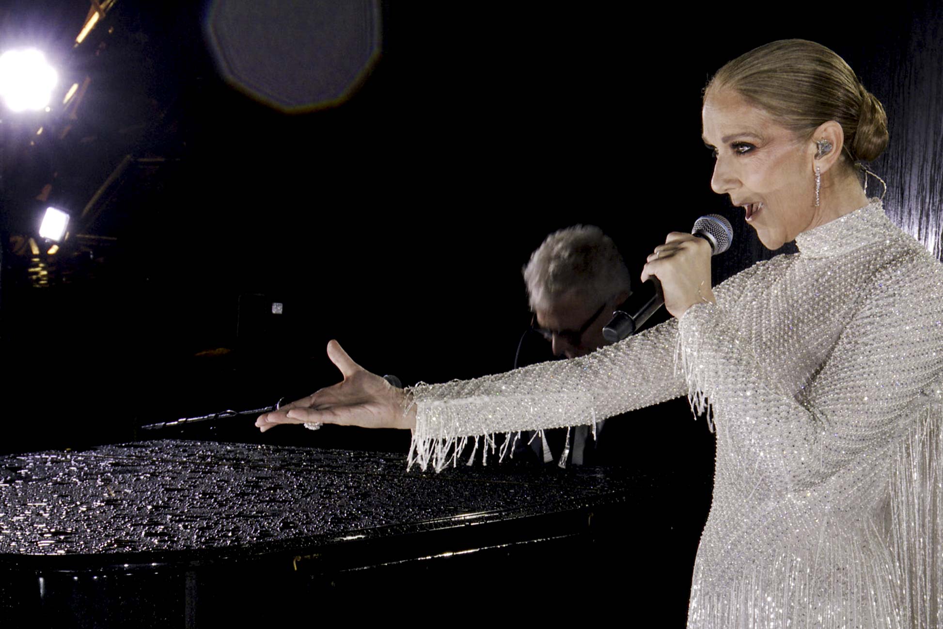 2024年7月26日,罹患僵硬人症候群的樂壇天后Celine Dion 在巴黎奧運開幕典禮作壓軸演出,獻唱《愛的讚歌》(Hymne A L'Amour)。攝:Screengrab by IOC via Getty Images