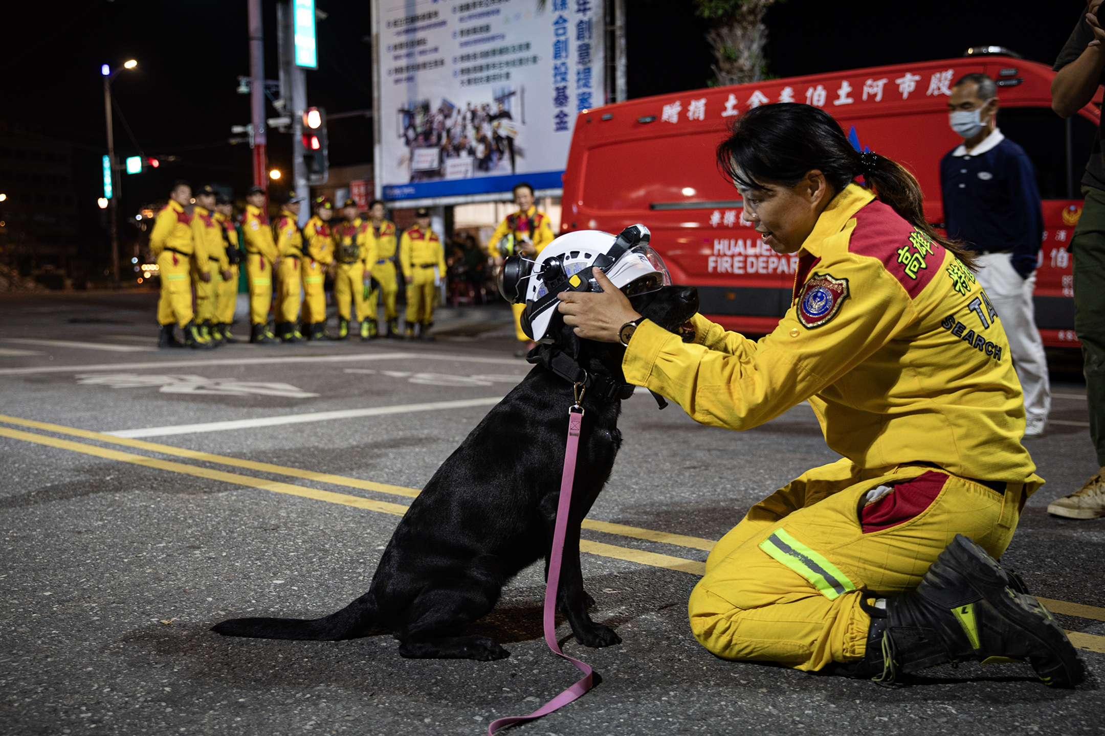 2024年4月3日,花蓮,搜救人員在撫摸一隻完成搜救工作的搜救犬。攝:陳焯煇/端傳媒