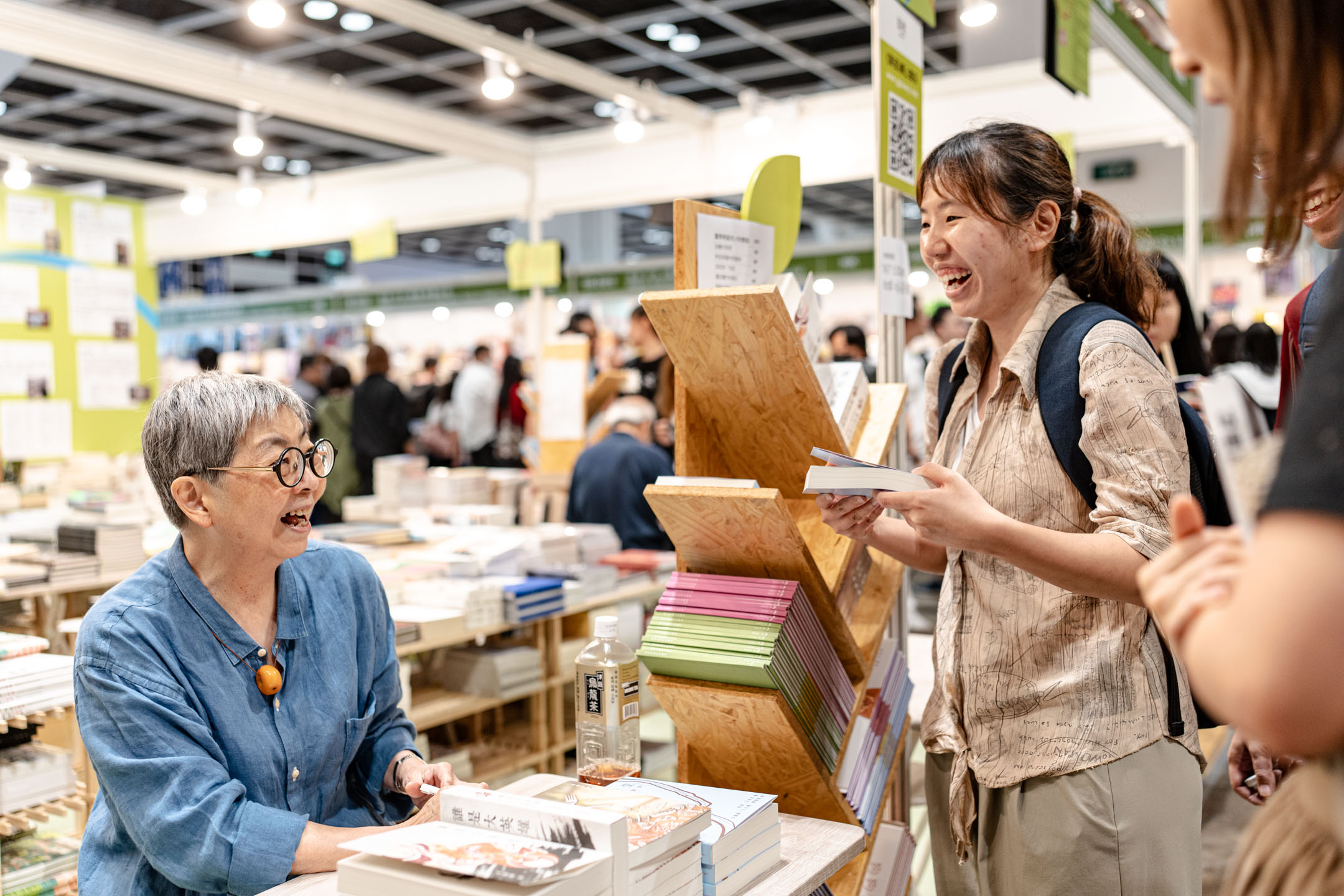 2024年7月19日，香港書展，吳靄儀新作《誰是大英雄》和共同譯著《本是同根生》在「藍藍的天」攤位簽名。攝：Ryan Lai/端傳媒