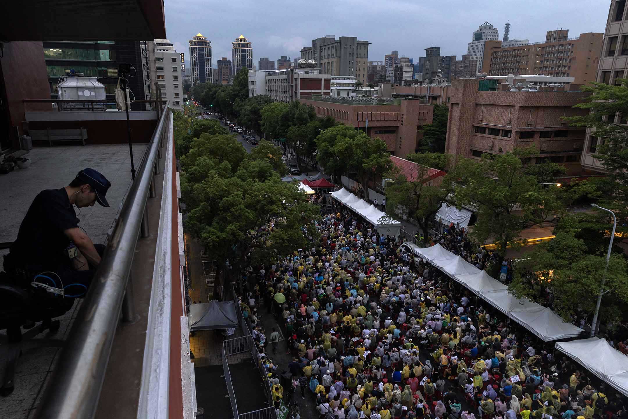 2024年5月24日,台北,立法院审议国会改革法案,立法院外的民众集会。摄:陈焯煇/端传媒