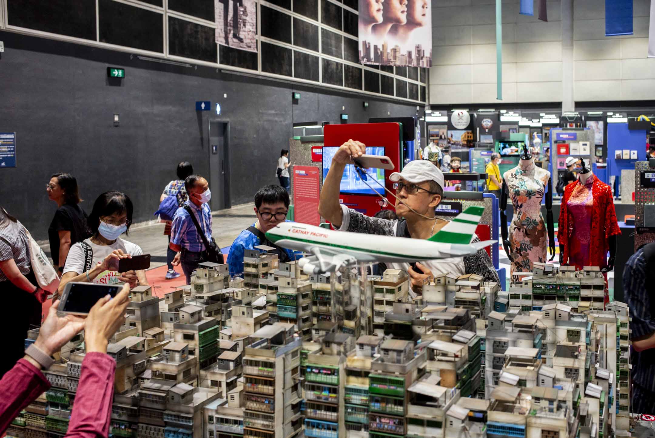 2024年7月17日，香港書展以「影視文學」為年度主題，並展出一些電影的場景模型。攝：林振東/端傳媒