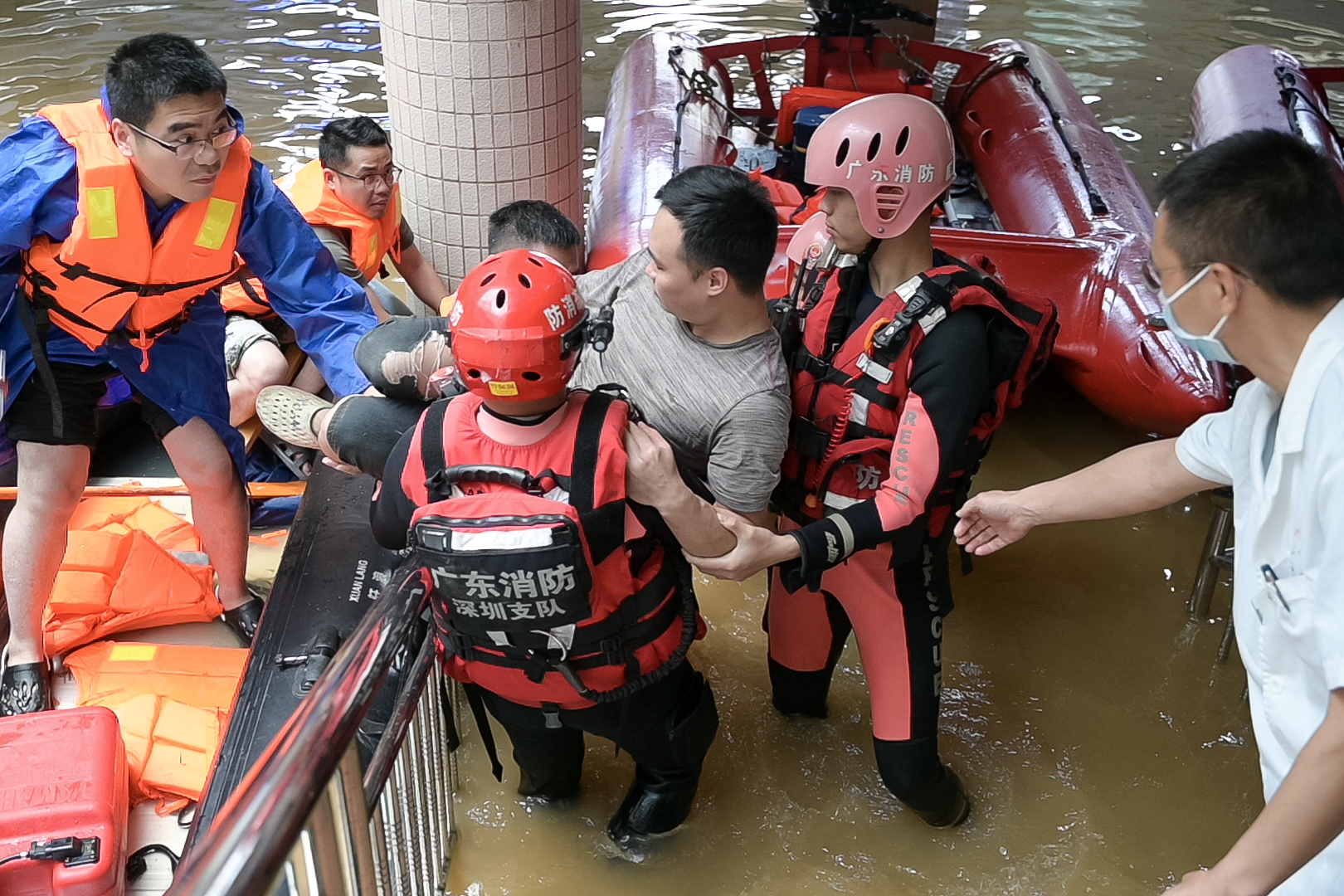 2024年4月22日,廣東清遠市強降雨後,救援人員疏散被淹地區的受困居民。攝:Chen Jimin/VCG via Getty Images