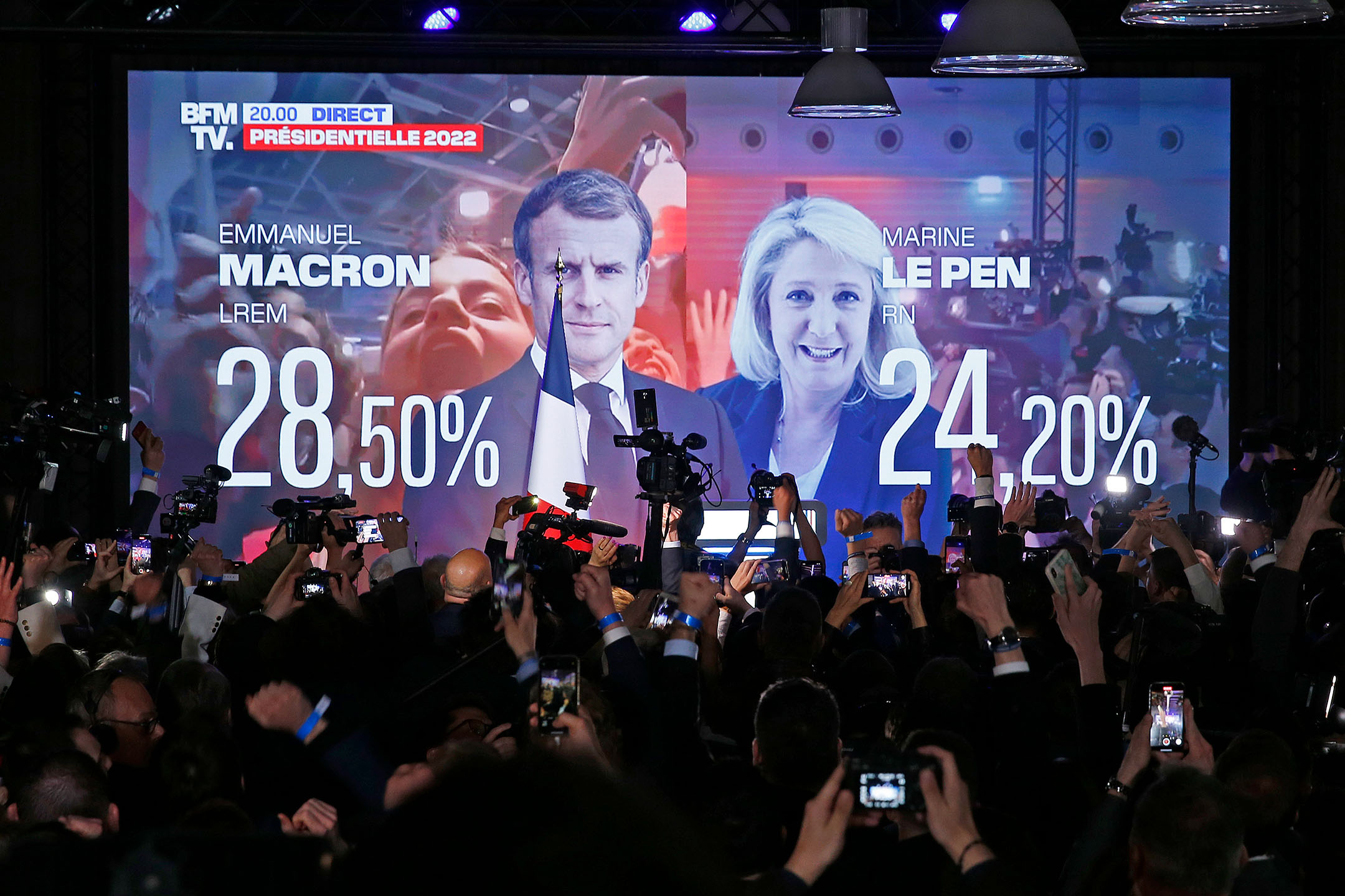 2022年4月10日,法国巴黎,2022年的总统竞选的候选人Emmanuel Macron(左),以及极右翼领导人Marine Le Pen(右)在萤幕上。摄:Chesnot/Getty Images