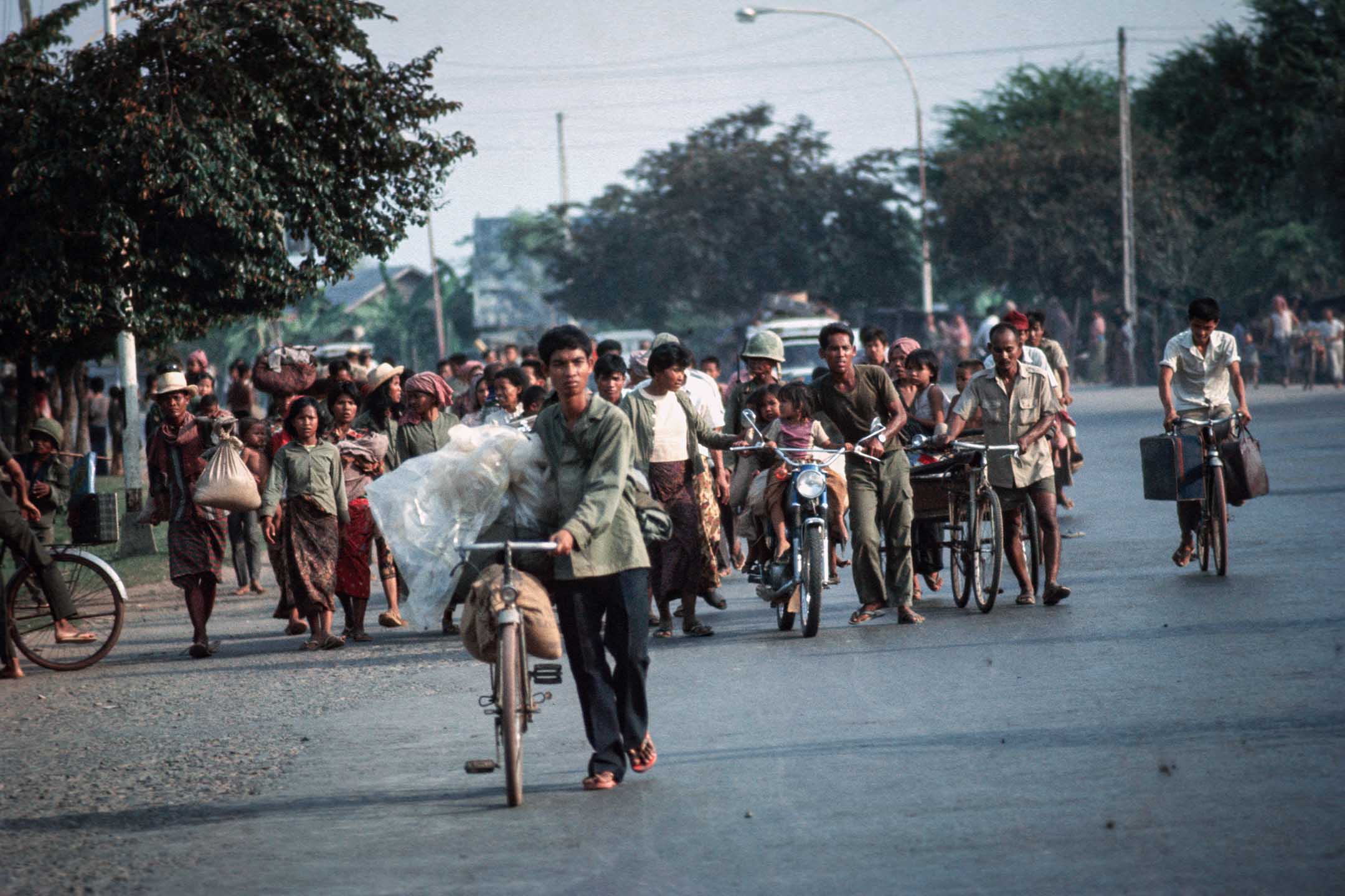 1975年4月13日,金边落入红色高棉手中,数千名平民逃离金边郊区。摄:Athit Perawongmetha/Reuters/达志影像