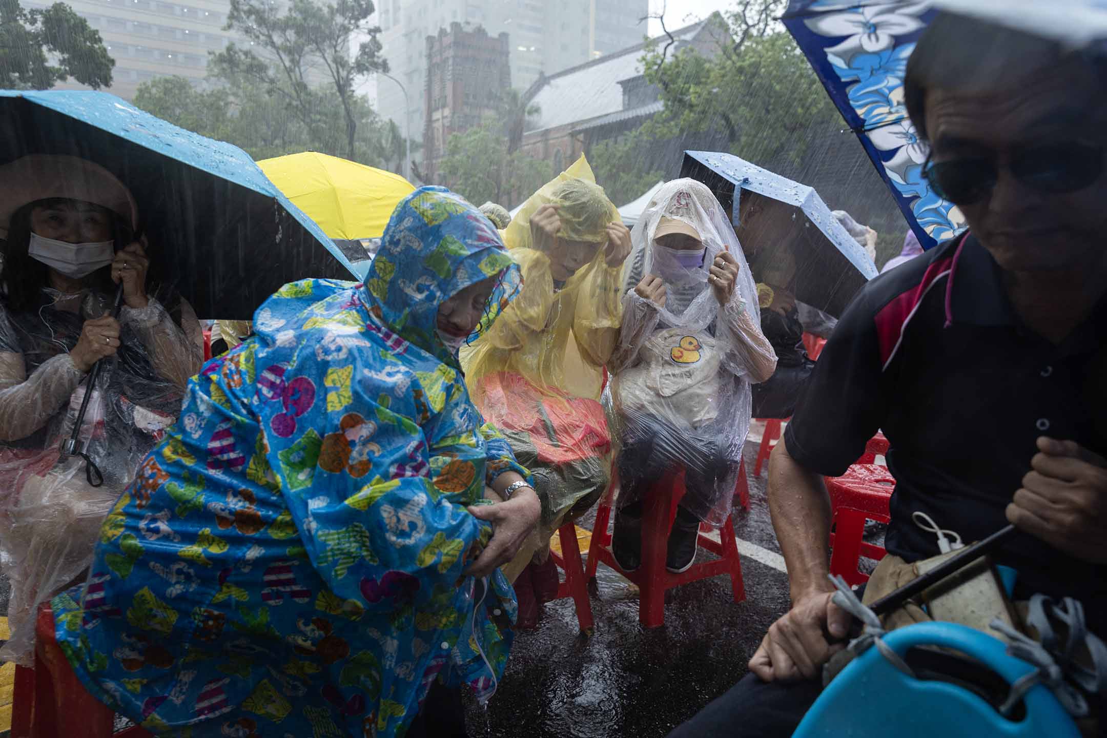 2024年6月21日,台北,公民团体发起“青鸟行动”,号召支持者到立法院外声援。摄:陈焯煇/端传媒
