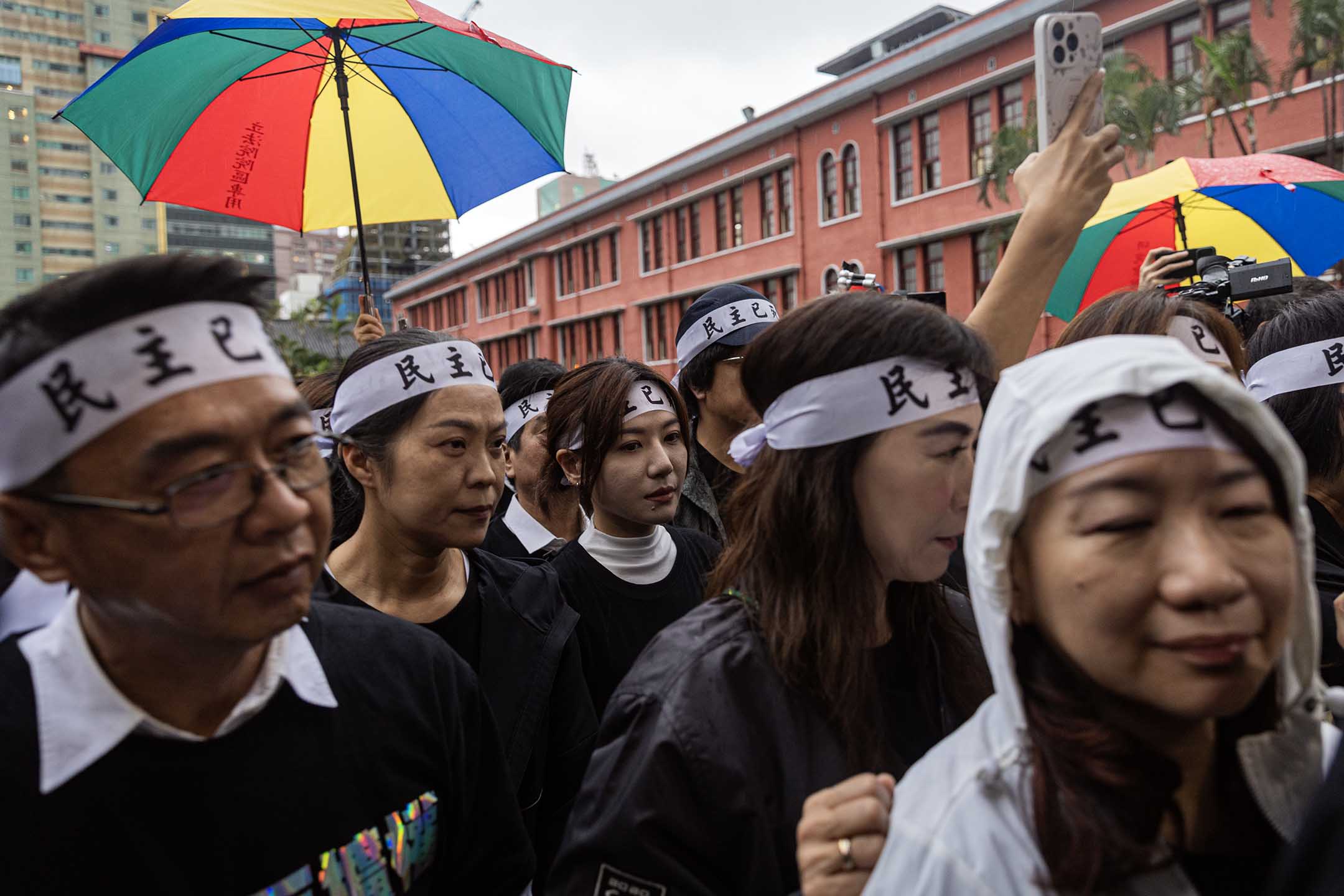 2024年5月28日,台北,立法院审议国会改革法案,民进党立委一起走入议场。摄:陈焯煇/端传媒