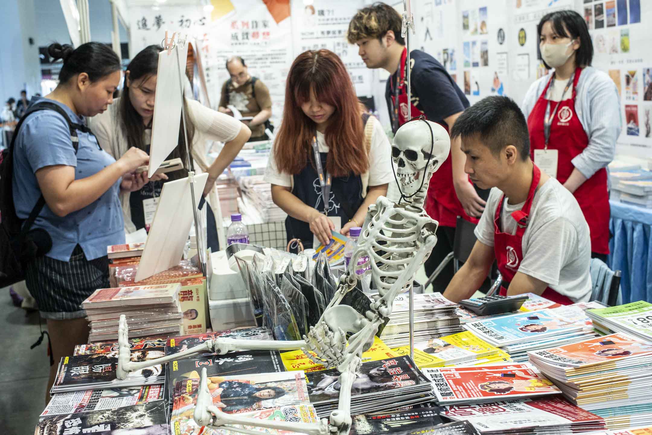 2024年7月17日，香港書展一個攤位擺放了一副骸骨在書上。攝：林振東/端傳媒