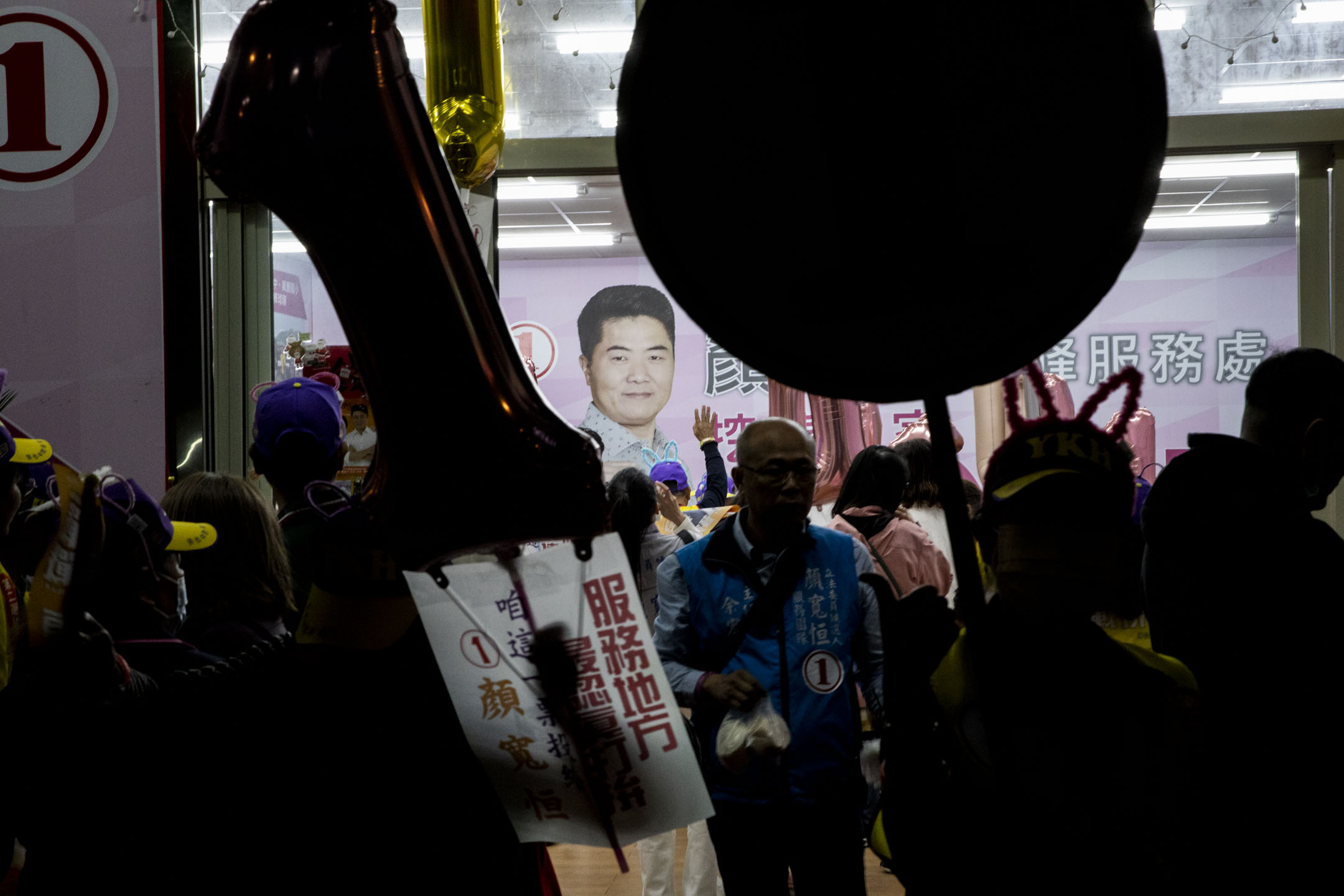 2024年1月6日,國民黨立委參選人顏寬恆在台中的選舉總部。攝:林振東/端傳媒