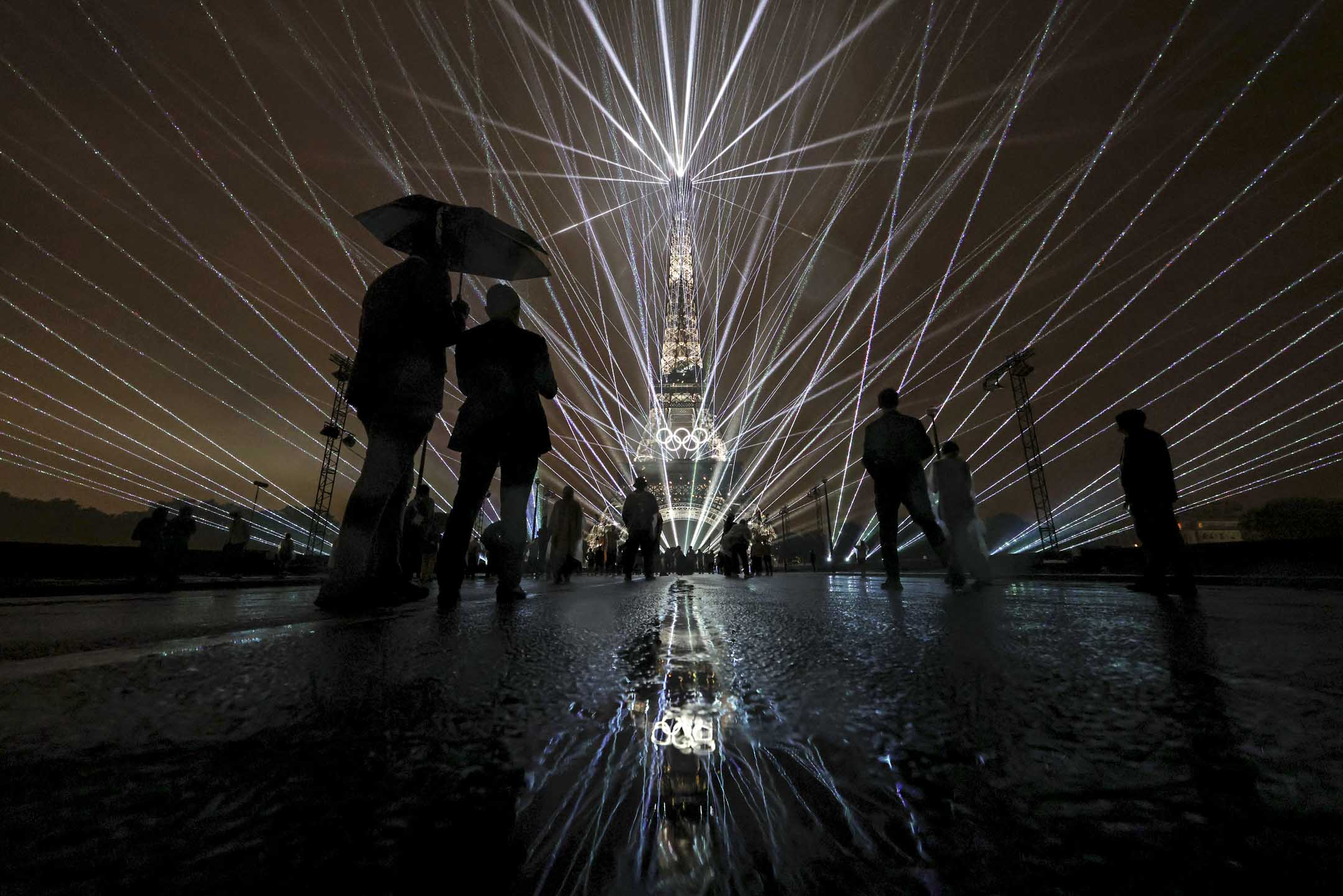 2024年7月26日,特羅卡德羅廣場舉行的 2024 年巴黎奧運會開幕式上,埃菲爾鐵塔上的奧林匹克五環被照亮。攝:Ryan Pierse/Getty Images