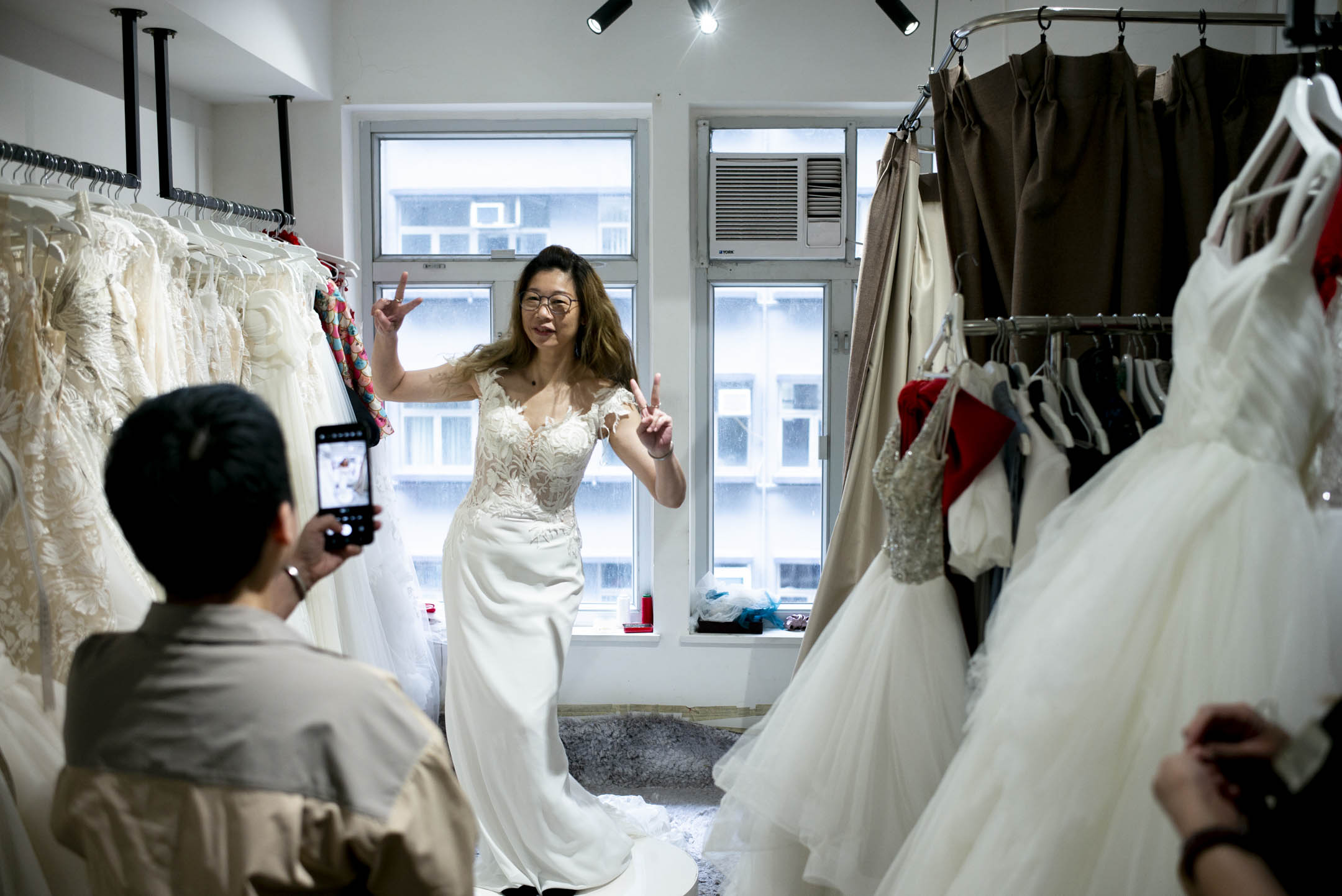 在婚纱店 TIN E Atelier,Daisy 第二次穿婚纱,仍然雀跃得像个小女孩。
摄:林振东/端传媒