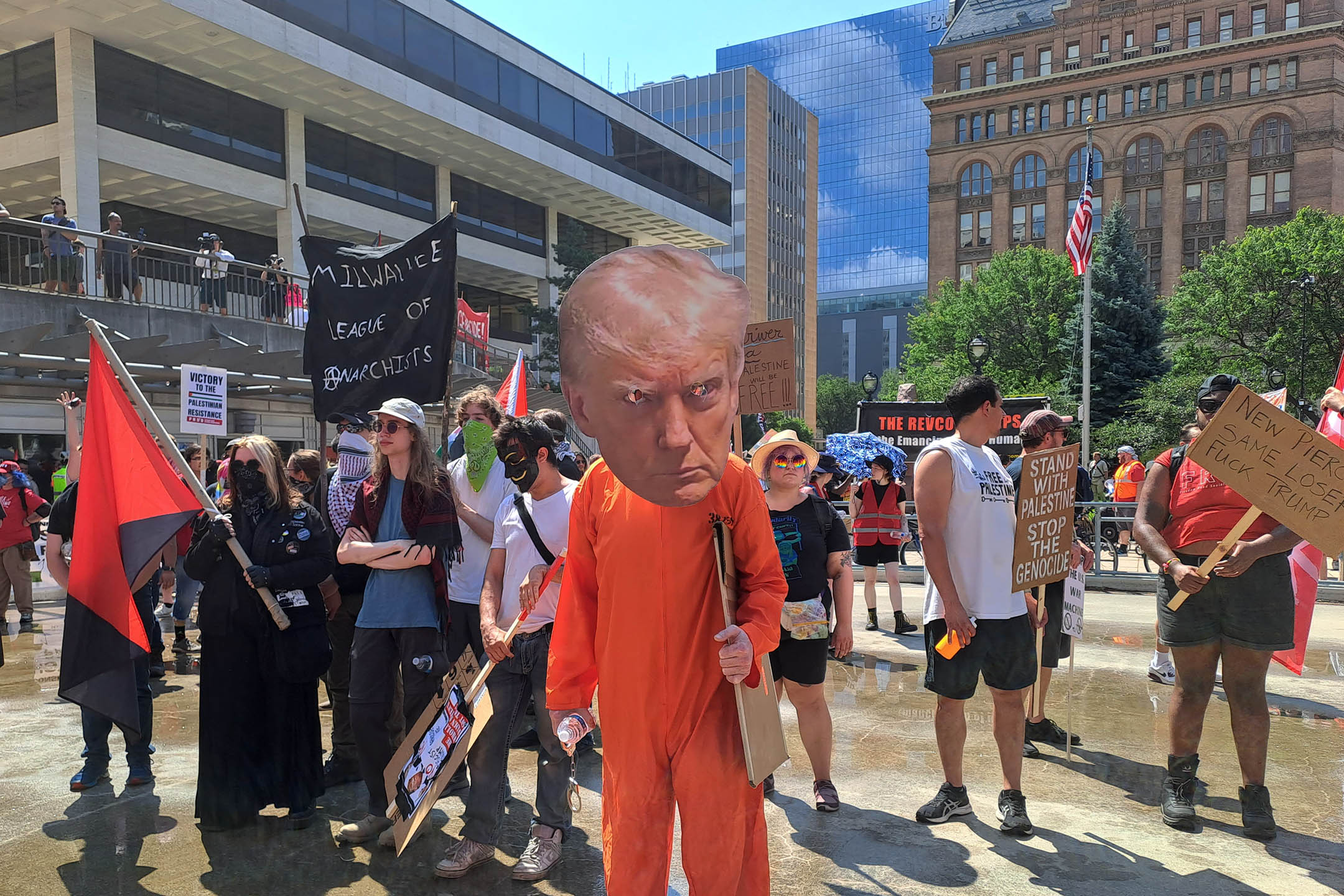 2024年7月15日，在共和黨全國大會上遊行聯盟（The Coalition to March on the RNC）組織了一場反對共和黨、反對特朗普的大遊行，從河對岸的紅箭公園（Red Arrow Park）一路行進到大會的黃色安保區。圖：作者提供