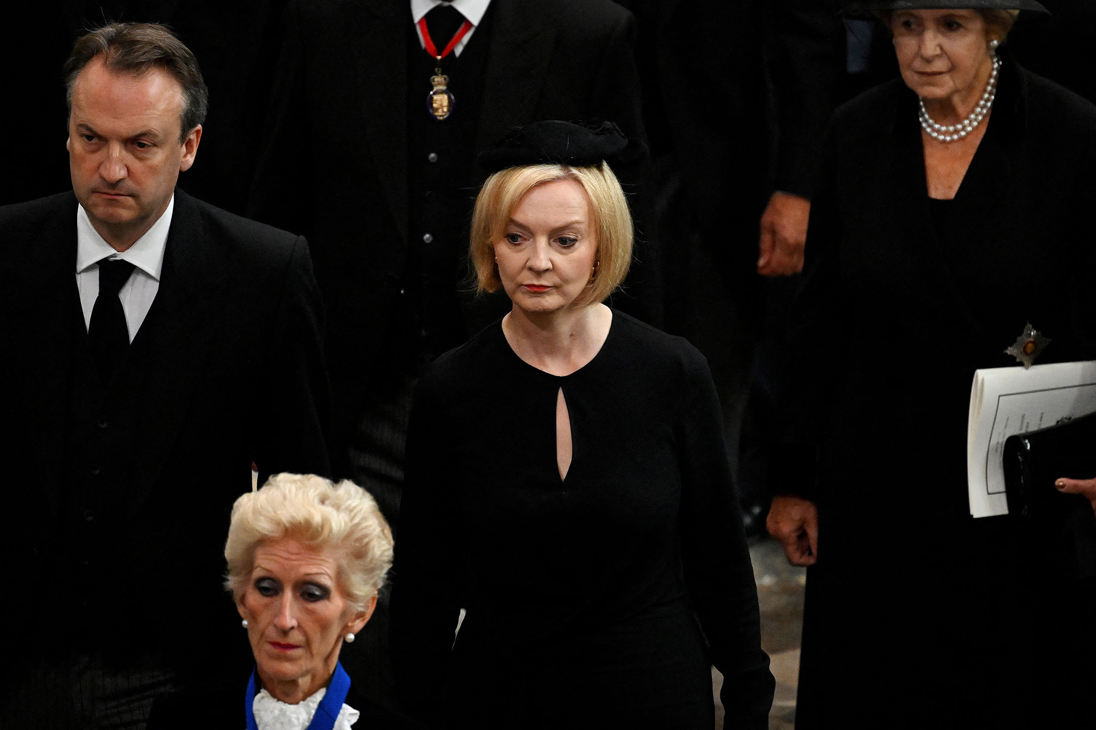 2022年9月19日,伦敦,英国首相特拉斯在伊丽莎白二世女王的葬礼结束后离开教堂。摄:Gareth Cattermole/Pool via Reuters/达志影像