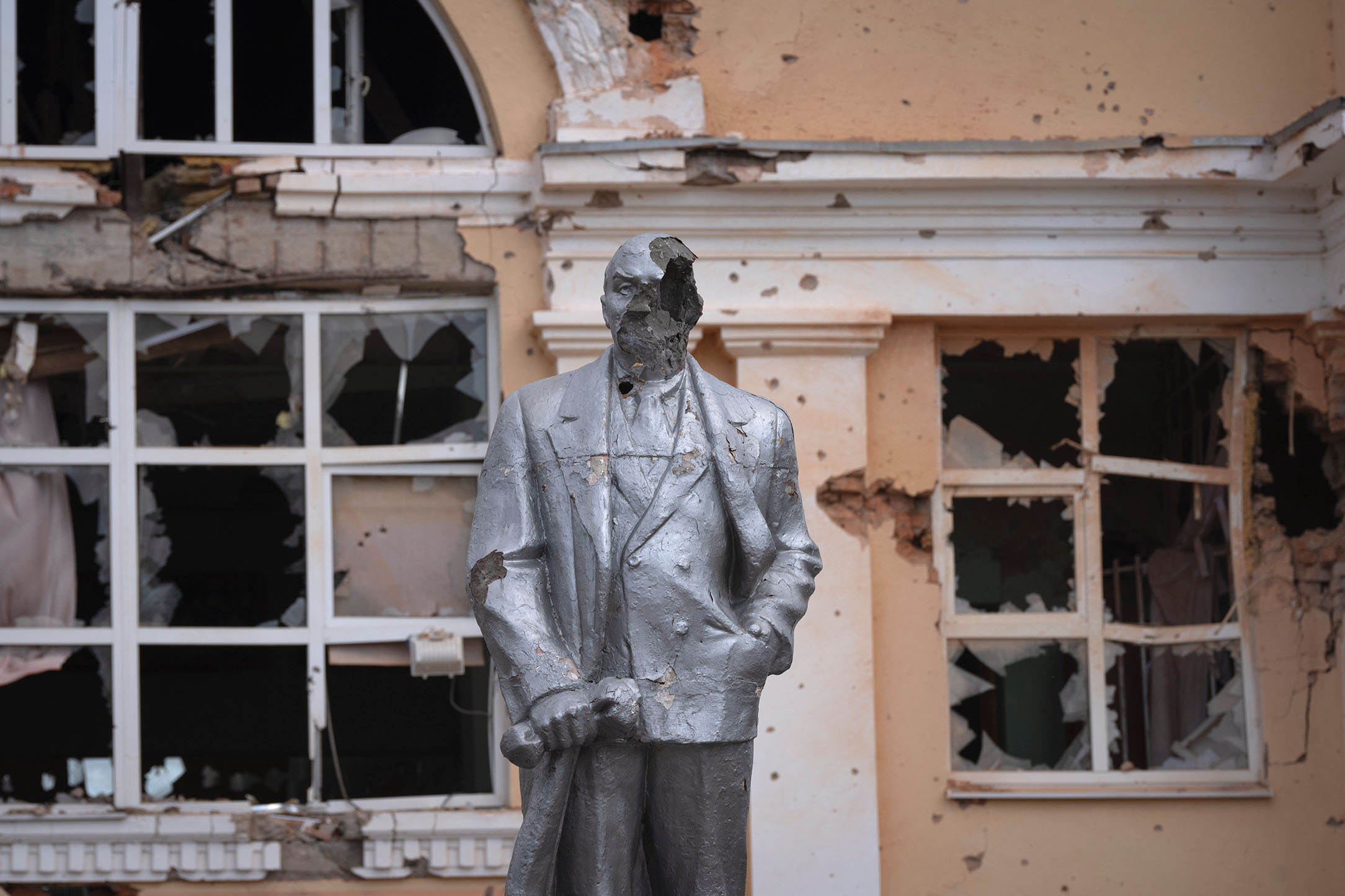 2024年8月19日,俄羅斯庫爾斯克,廣場上矗立著受損的蘇聯創始人Vladimir Lenin 的紀念碑。攝:AP/達志影像