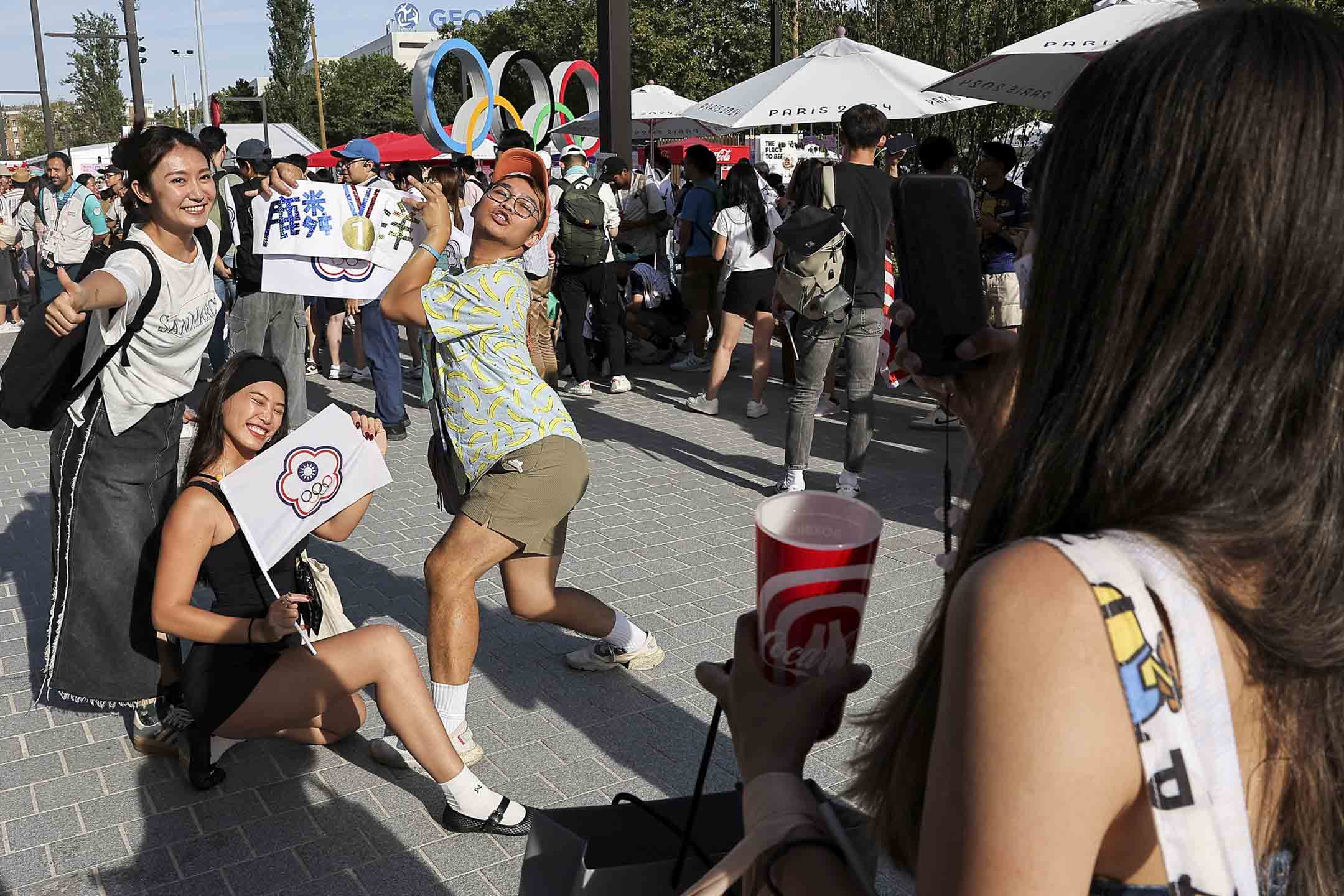 2024年8月4日,巴黎奧運羽毛球男子雙打金牌由台灣代表團中華台北代表隊李洋、王齊麟成功衛冕,支持者在場外合影留念。攝:Ann Wang/Reuters/達志影像