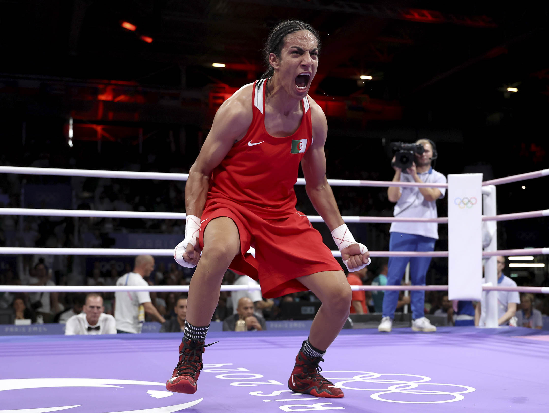 2024年8月3日,巴黎奧運女子66公斤半準決賽,阿爾及利亞選手 Imane Khelif 擊敗匈牙利的 Anna Luca Hamori 後慶祝。攝:Richard Pelham/Getty Images