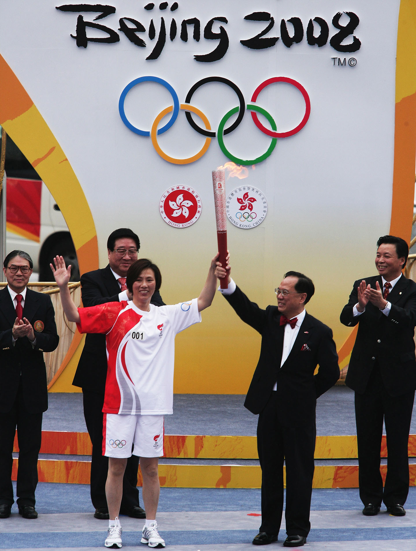 2008年5月2日,時任香港特首曾蔭權在北京奧運啟動儀式上,將奧運火炬交風帆運動員李麗珊。攝:China Photos/Getty Images