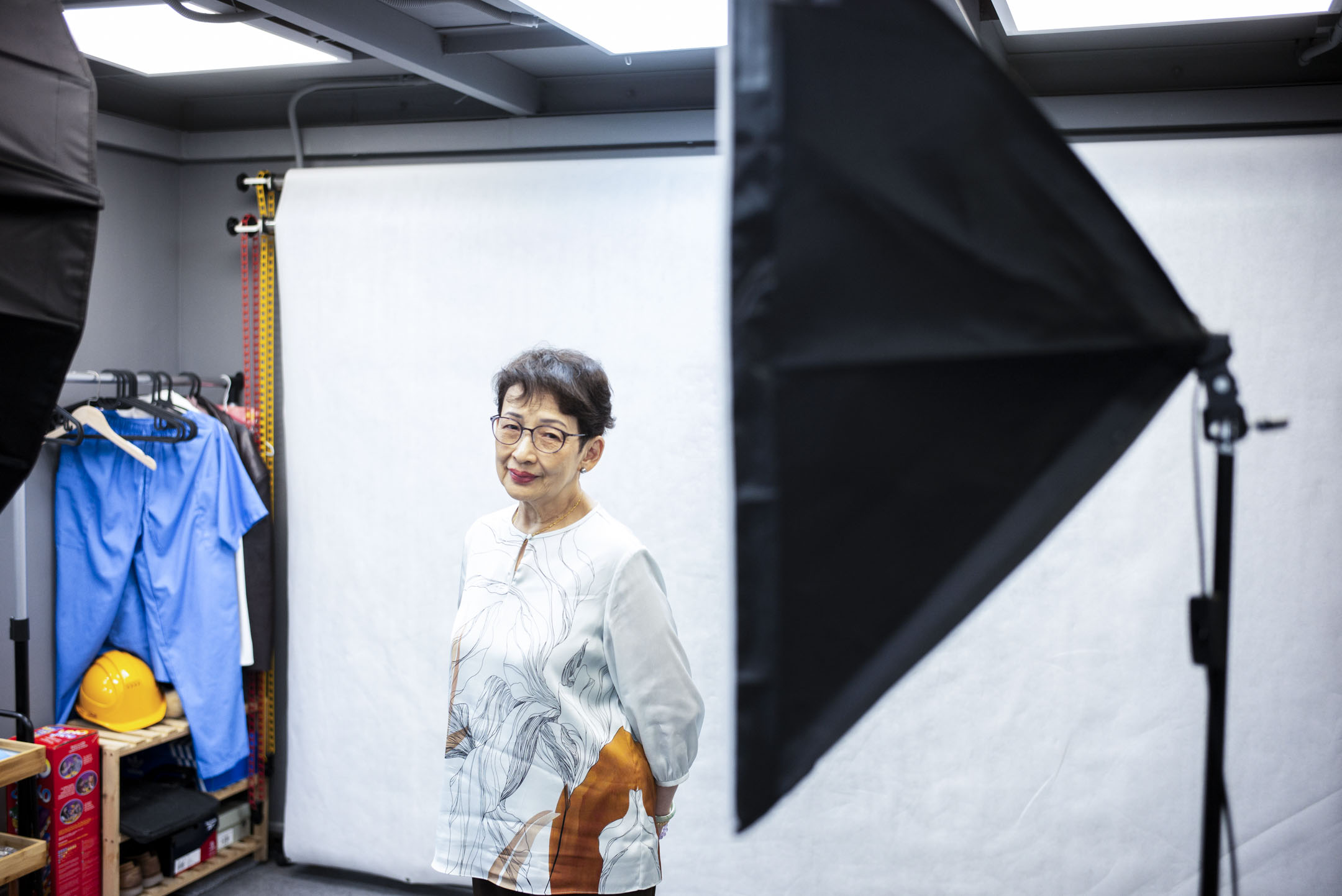 波姐迷上了社交媒體,手指像時針,一掃便滑走了時間。「我就是好奇。雖然已經80歲,但是我有20歲的心境。」攝:林振東/端傳媒