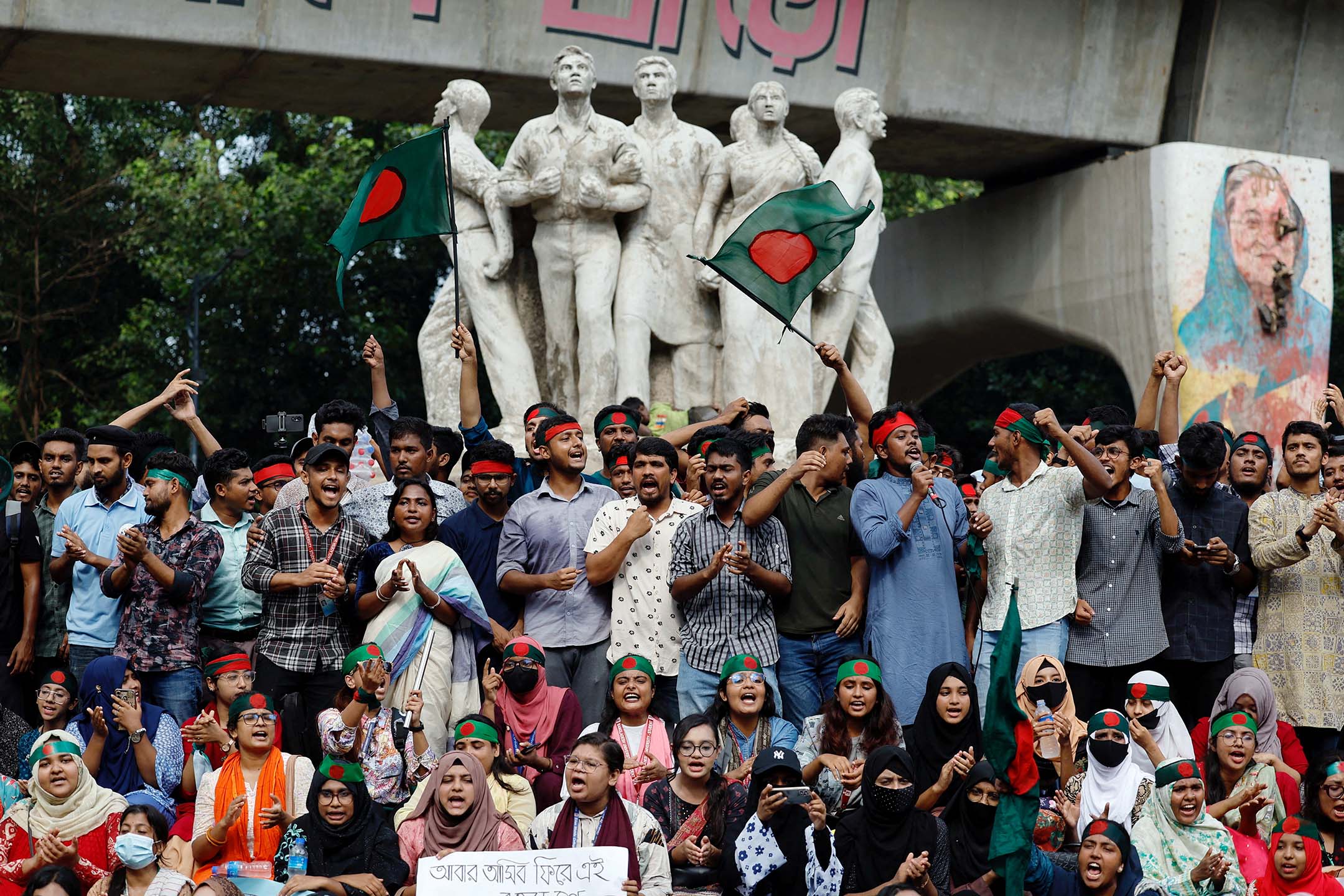 2024年8月13日,孟加拉達卡,反歧視學生運動示威者聚集在大學。攝:Mohammad Ponir Hossain/Reuters/達志影像