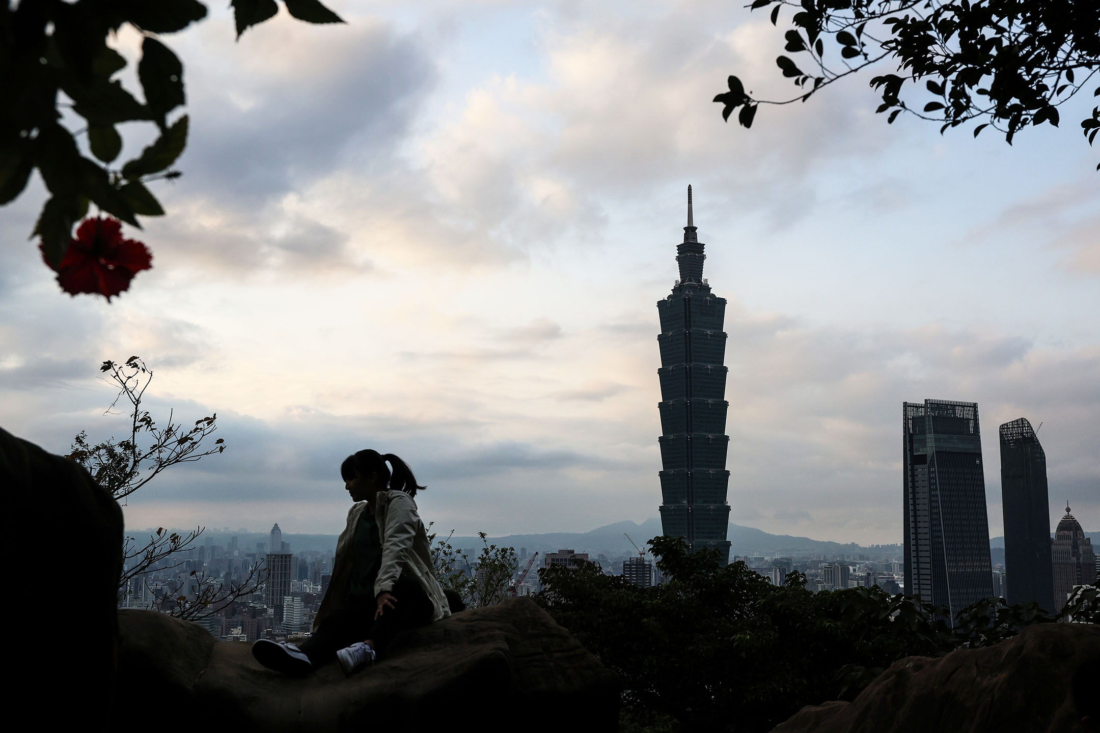 2024年1月9日,台北,一名遊客在瞭望台上拍照。攝:Valeria Mongelli/Anadolu via Getty Images)