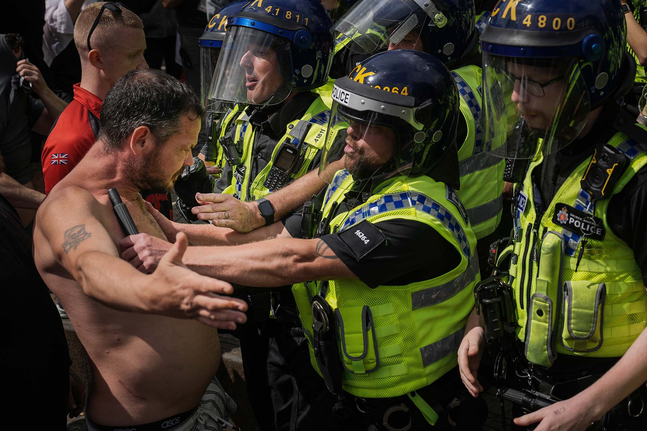 2024年8月3日,英国曼彻斯特,警方与右翼示威者发生冲突。摄:Christopher Furlong/Getty Images
