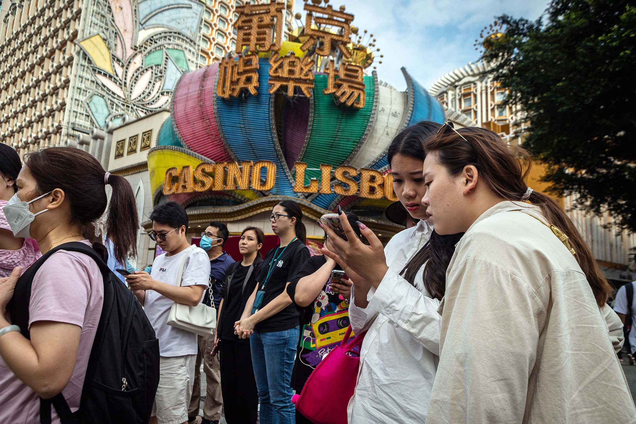 2023年4月30日,澳門,行人在賭場前等待過馬路。攝:Eduardo Leal/Bloomberg via Getty Images