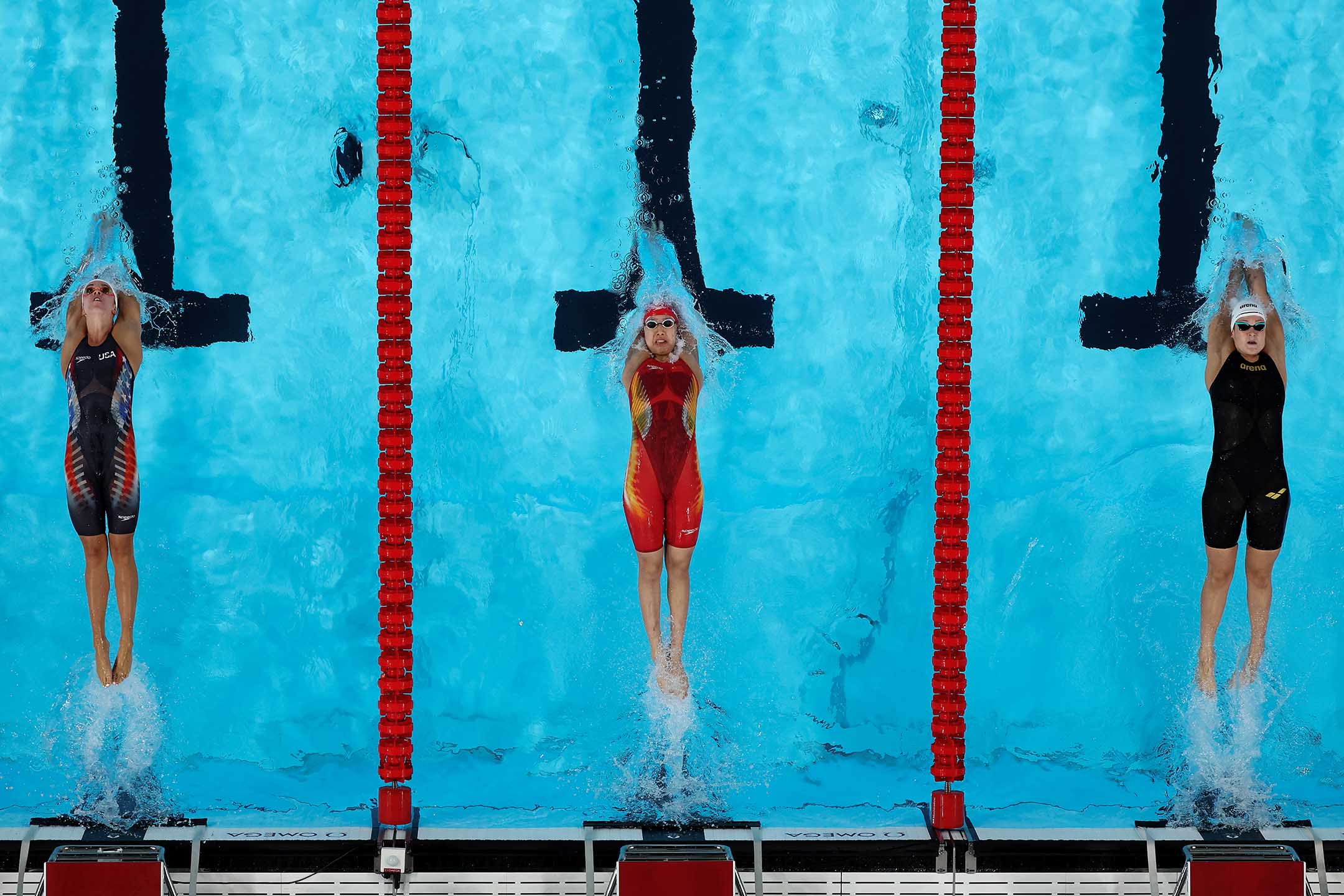 2024年8月1日,巴黎奧運,美國隊的Regan Smith、中國隊的彭旭偉和以色列隊的 Anastasia Gorbenko 參加女子200公尺仰泳預賽。攝:Al Bello/Getty Images