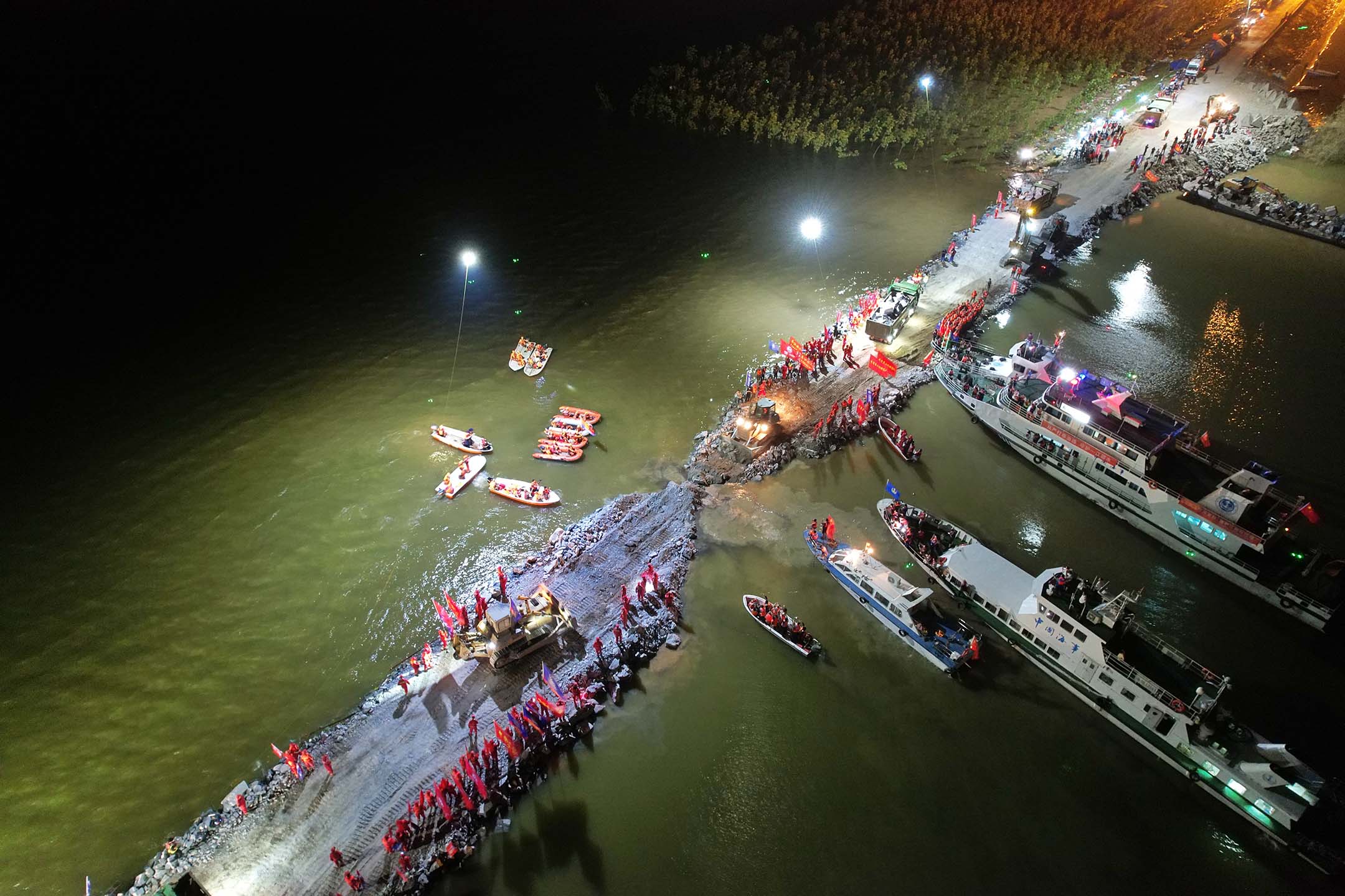 2024年7月8日,中国岳阳,救援人员封锁洞庭湖堤坝决口。摄:Yang Huafeng/China News Service/VCG via Getty Images