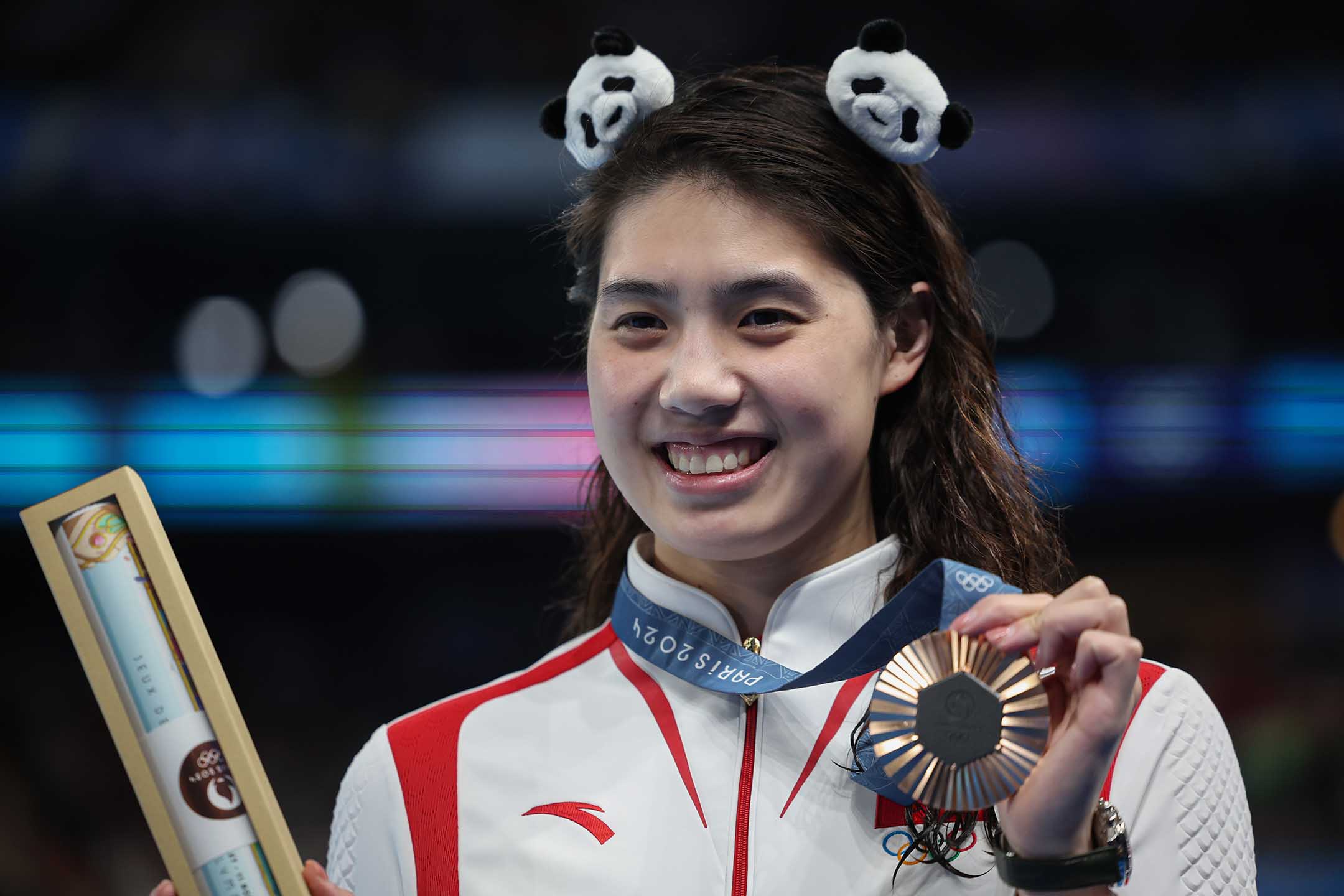 2024年8月4日,巴黎奧運,女子50公尺自由泳決賽頒獎典禮上,中國隊張雨霏摘銅。攝:Fu Tian/VCG via Getty Images