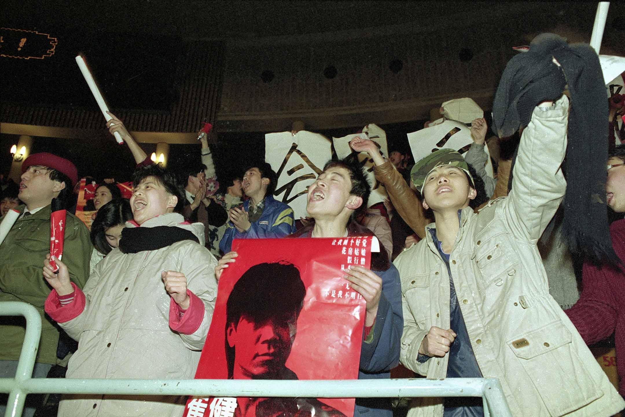 1990年1月28日,北京,中國搖滾明星崔健的粉絲們。攝:Mark Avery/AP/達志影像