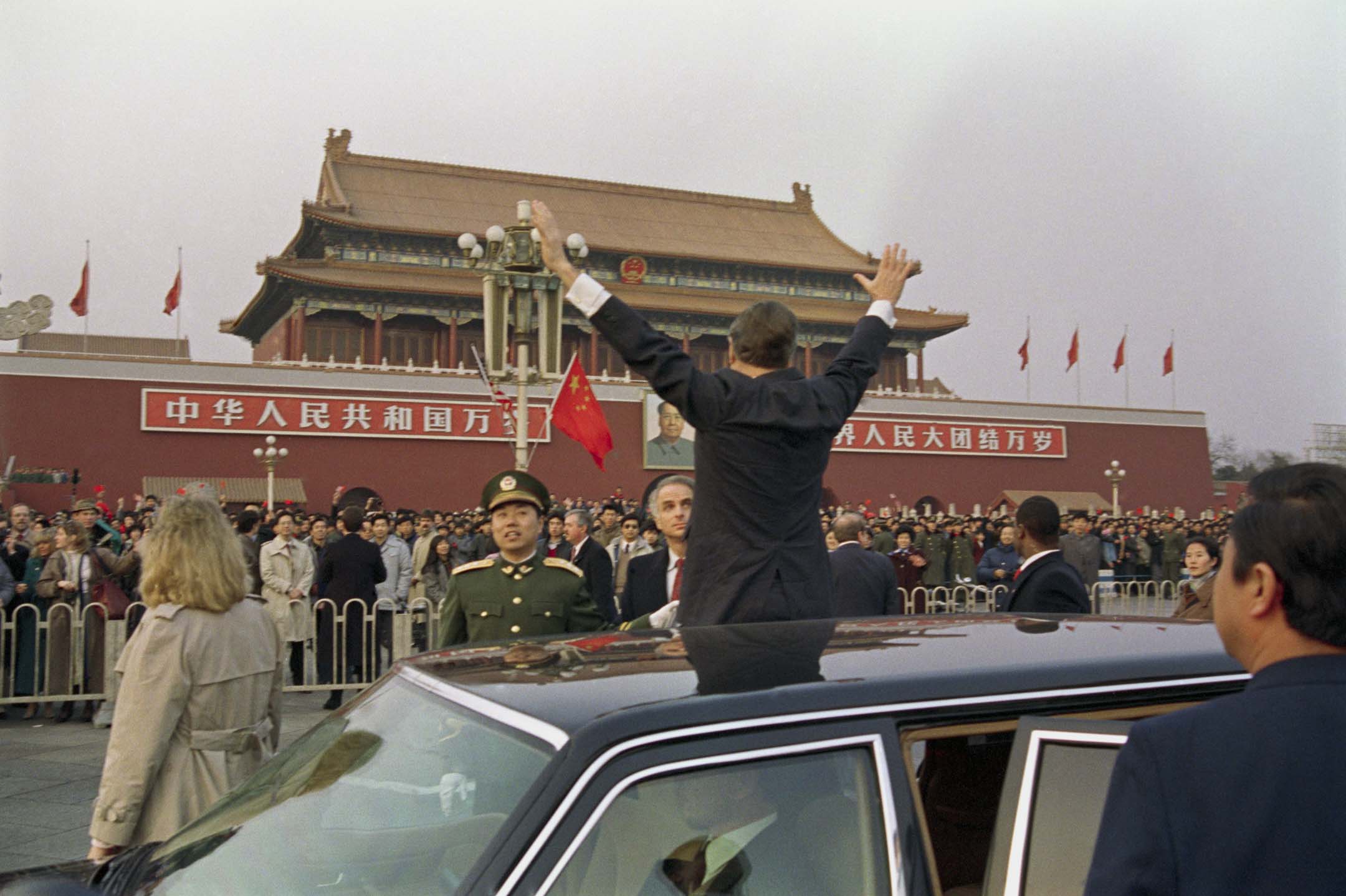 1989年2月,剛剛就任美國總統的布殊訪問中國,車隊在前往他下榻的賓館途中停下來,布殊在天安門廣場向一群圍觀者揮手致意。圖:Gettyimages