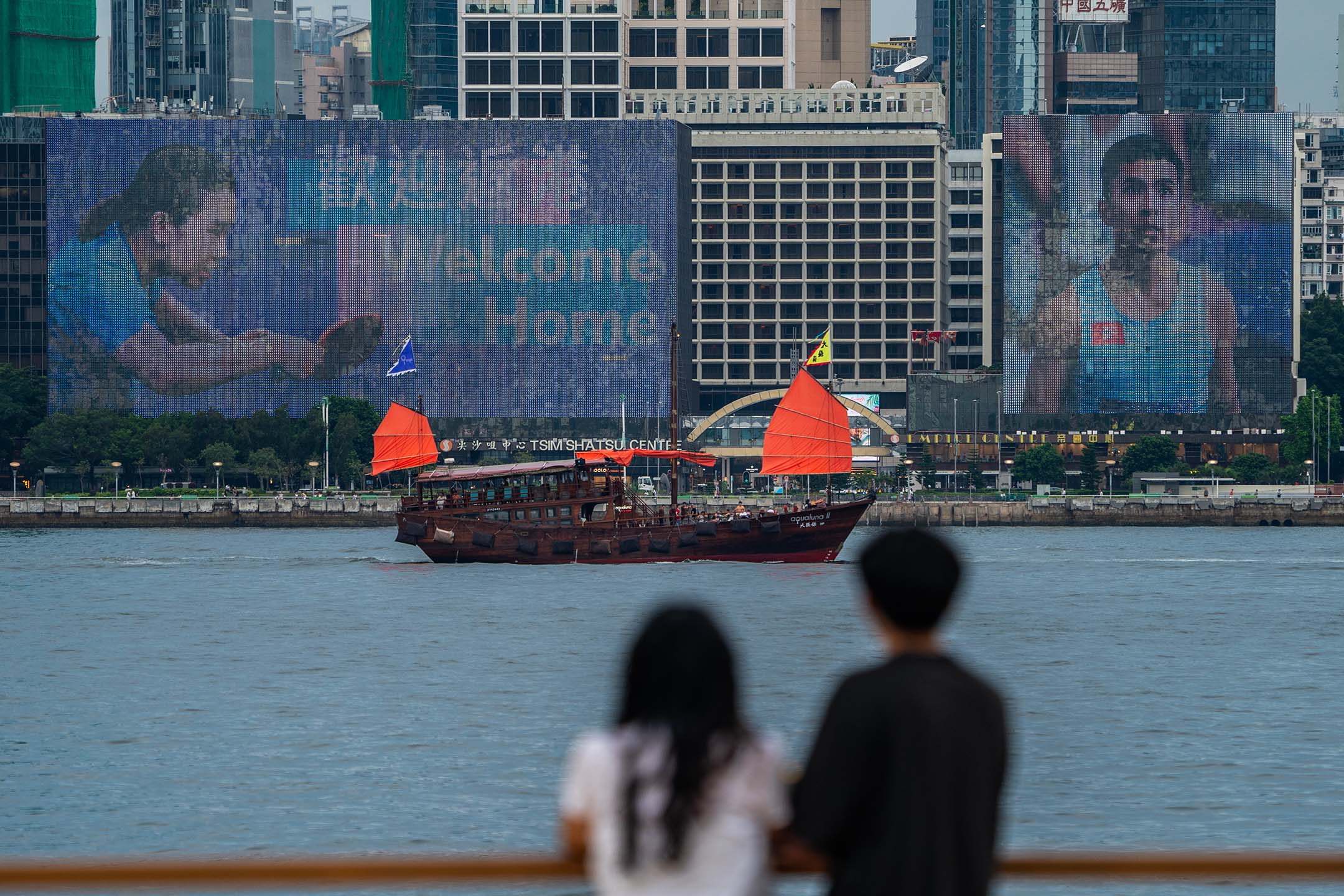 2024年8月12日,維多利亞港的巨型電子螢幕顯示香港運動員的成績。攝:Hou Yu/China News Service/VCG via Getty Images