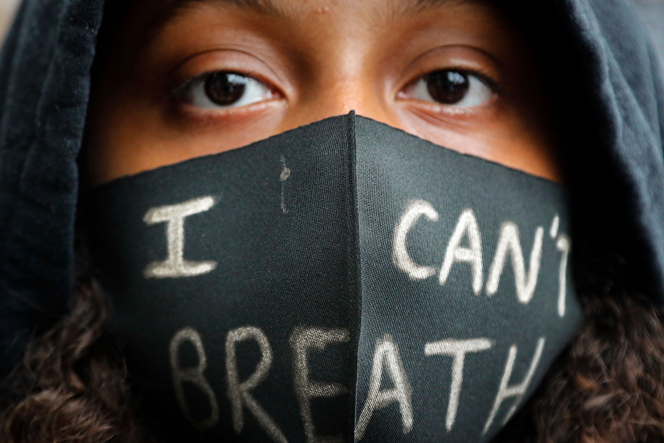 2020年6月6日,英国伦敦,一名女孩戴著写有“Black Lives Matter”的口罩。摄:Frank Augstein/AP/达志影像