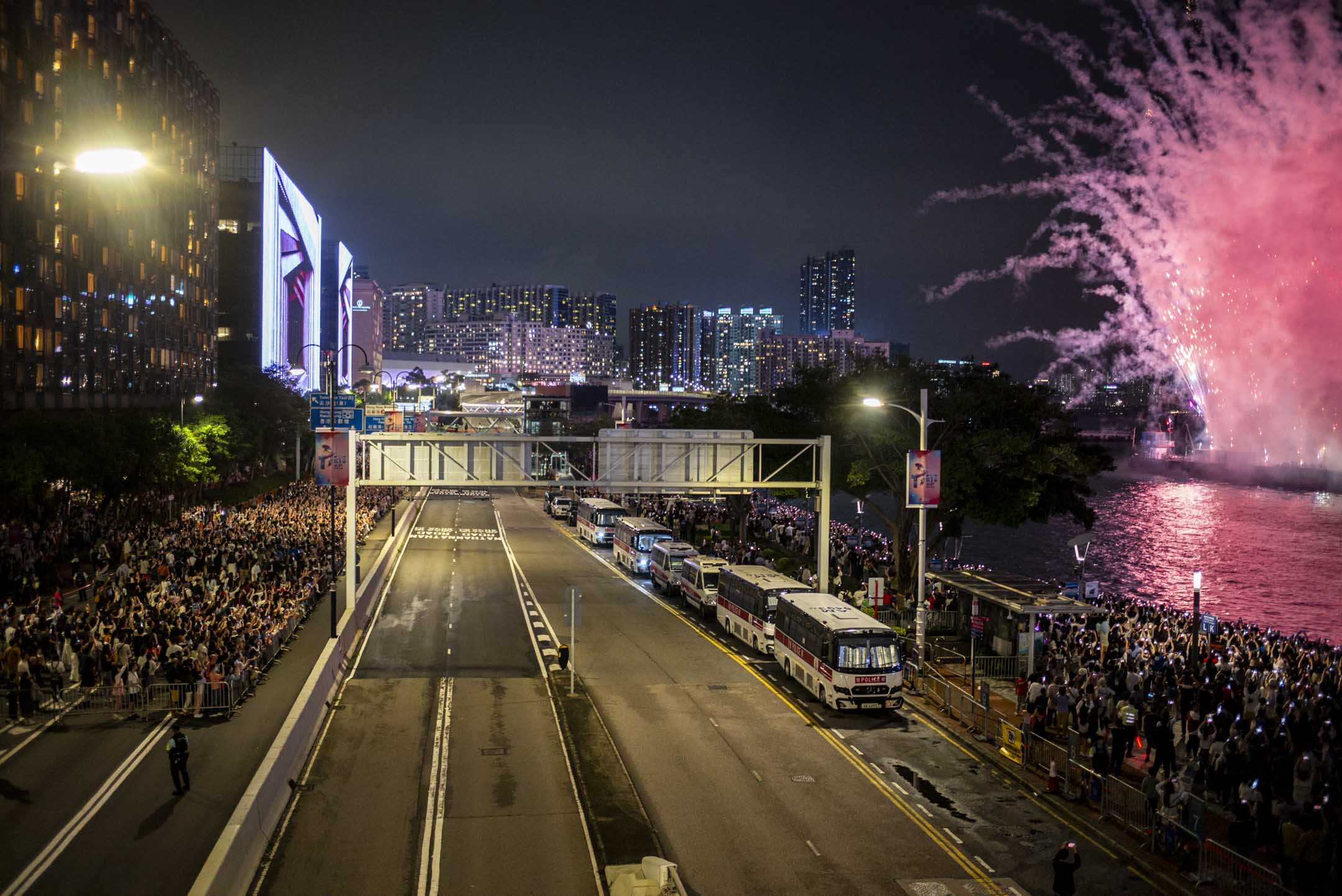 2024年5月1日,维港海上烟火表演在尖沙嘴海滨花园外的海面燃放水上烟火,绽放巨型HK字样、开心笑面等图案,表演长约10分钟。摄:林振东/端传媒