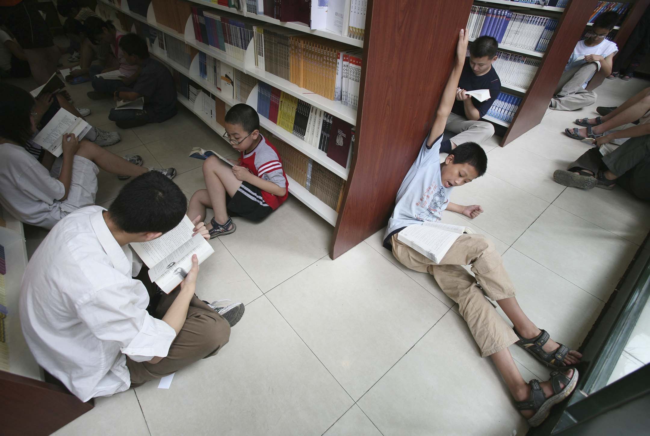 2000年代,中國大陸的書店閱讀情況。攝:China Photos/Getty Images
