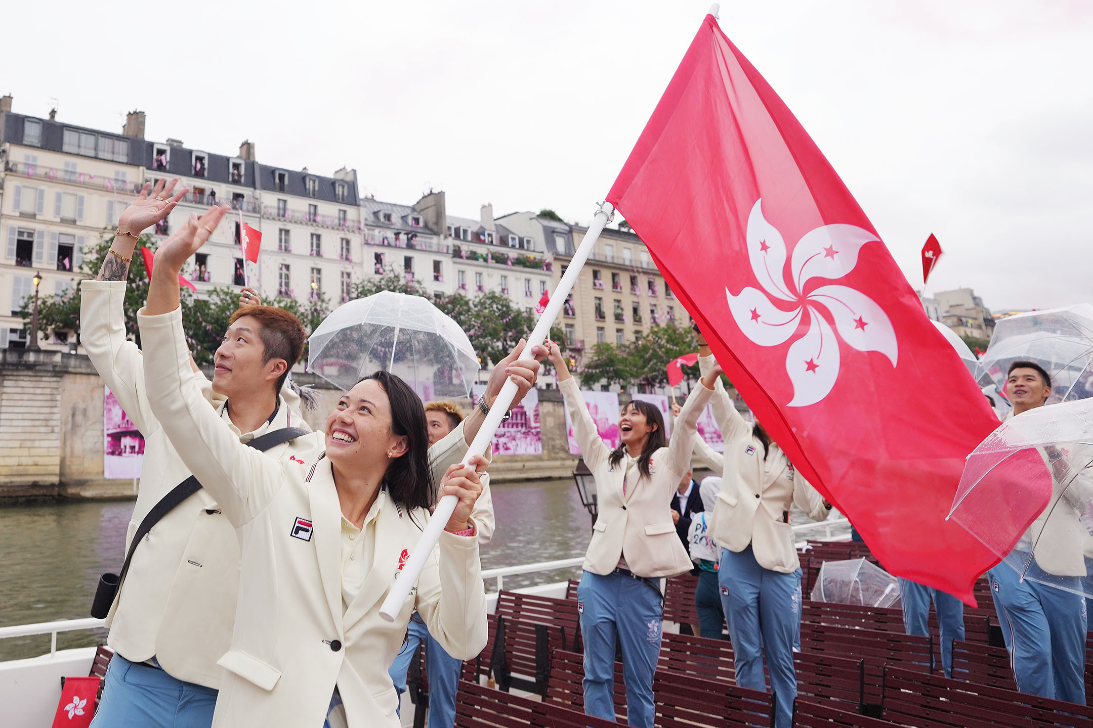 2024年7月26日,法國巴黎,香港代表隊出席巴黎奧運會開幕禮。攝:Lui Siu Wai - POOL/Getty Images