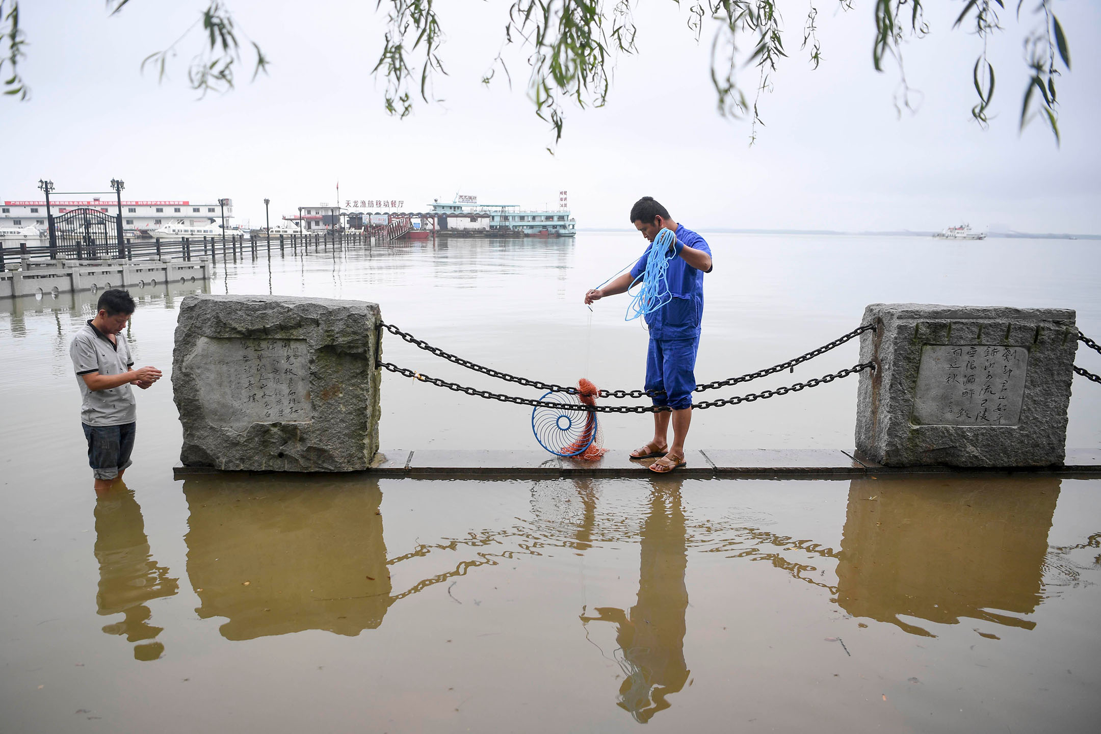 2020年7月9日,中国湖南省岳阳市洞庭湖,人们在水上捕鱼。摄:Yang Huafeng/China News Service via Getty Images