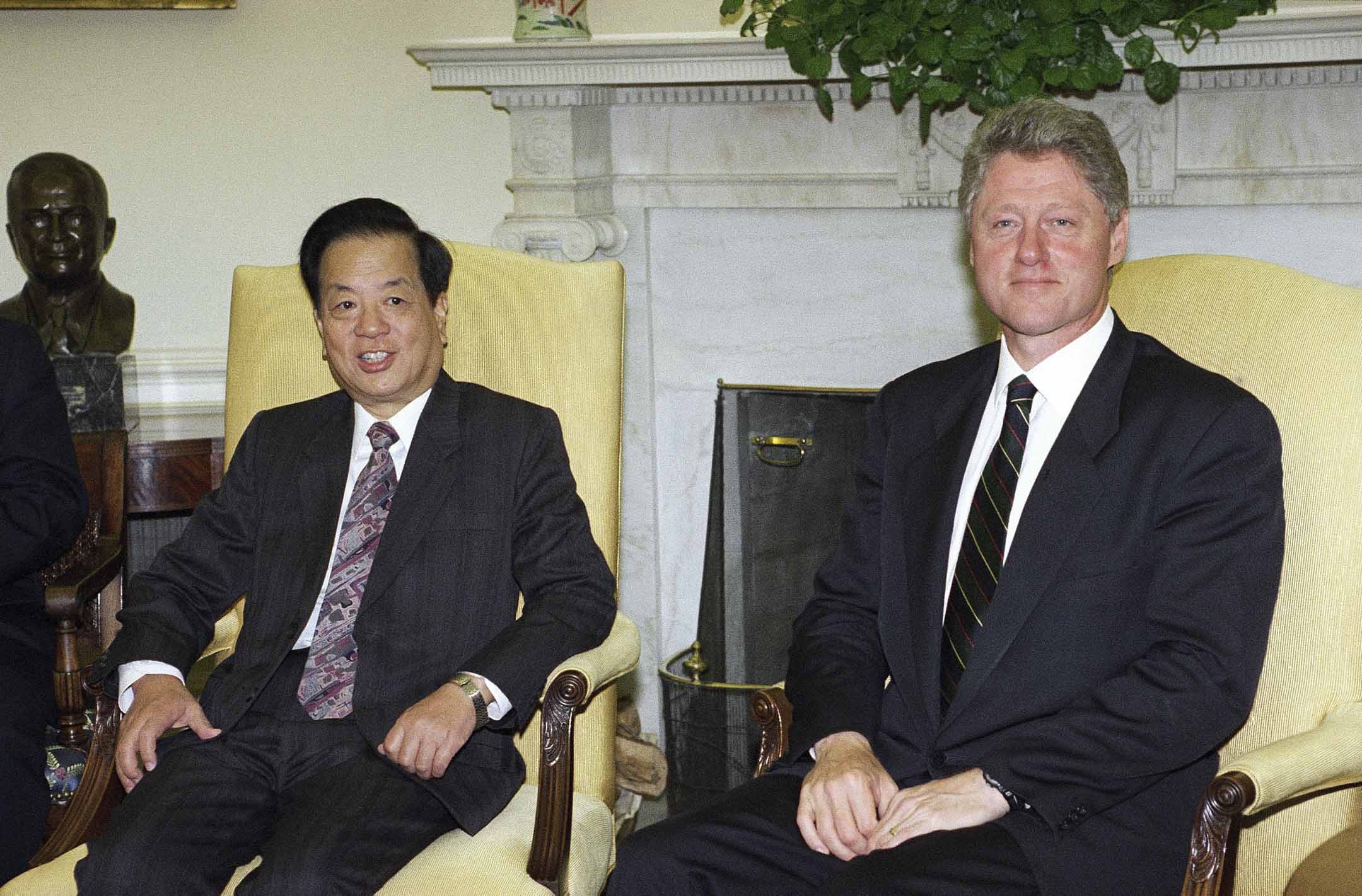 1994年10月3日,美國總統克林頓在華盛頓白宮橢圓形辦公室會見中國副總理錢其琛。攝:Marcy Nighswander/AP/達志影像