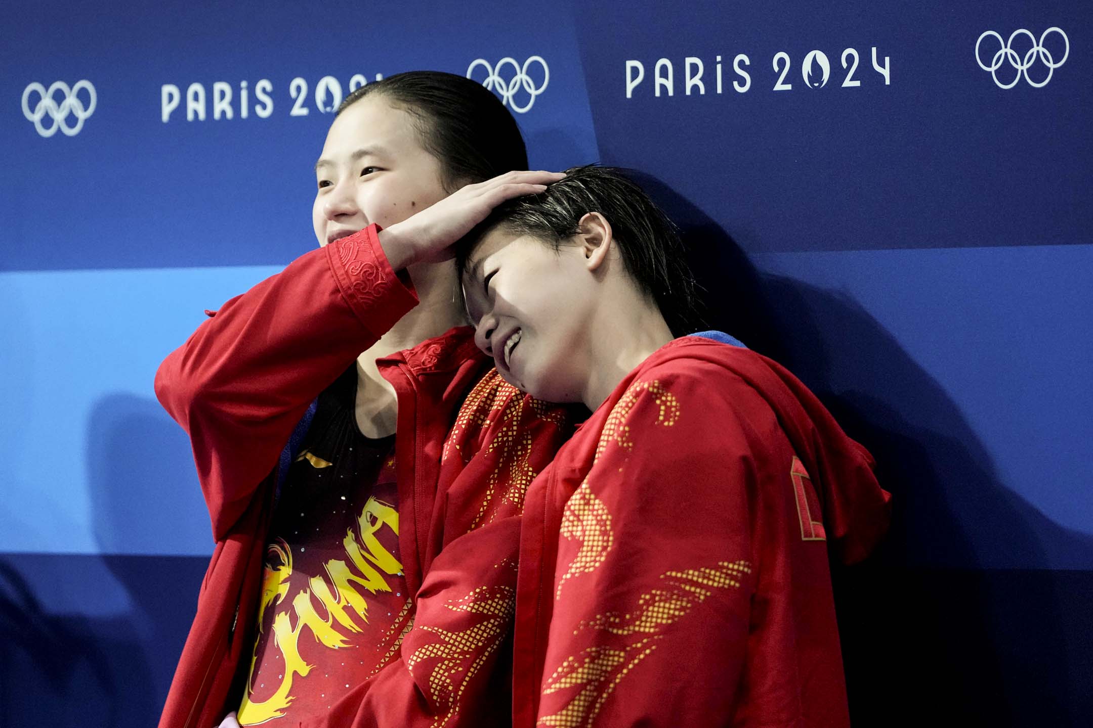2024年7月31日,巴黎奥运女子双人 10 米跳台,中国选手全红婵和陈芋汐夺得金牌。摄:Jin Lee Man/AP/达志影像
