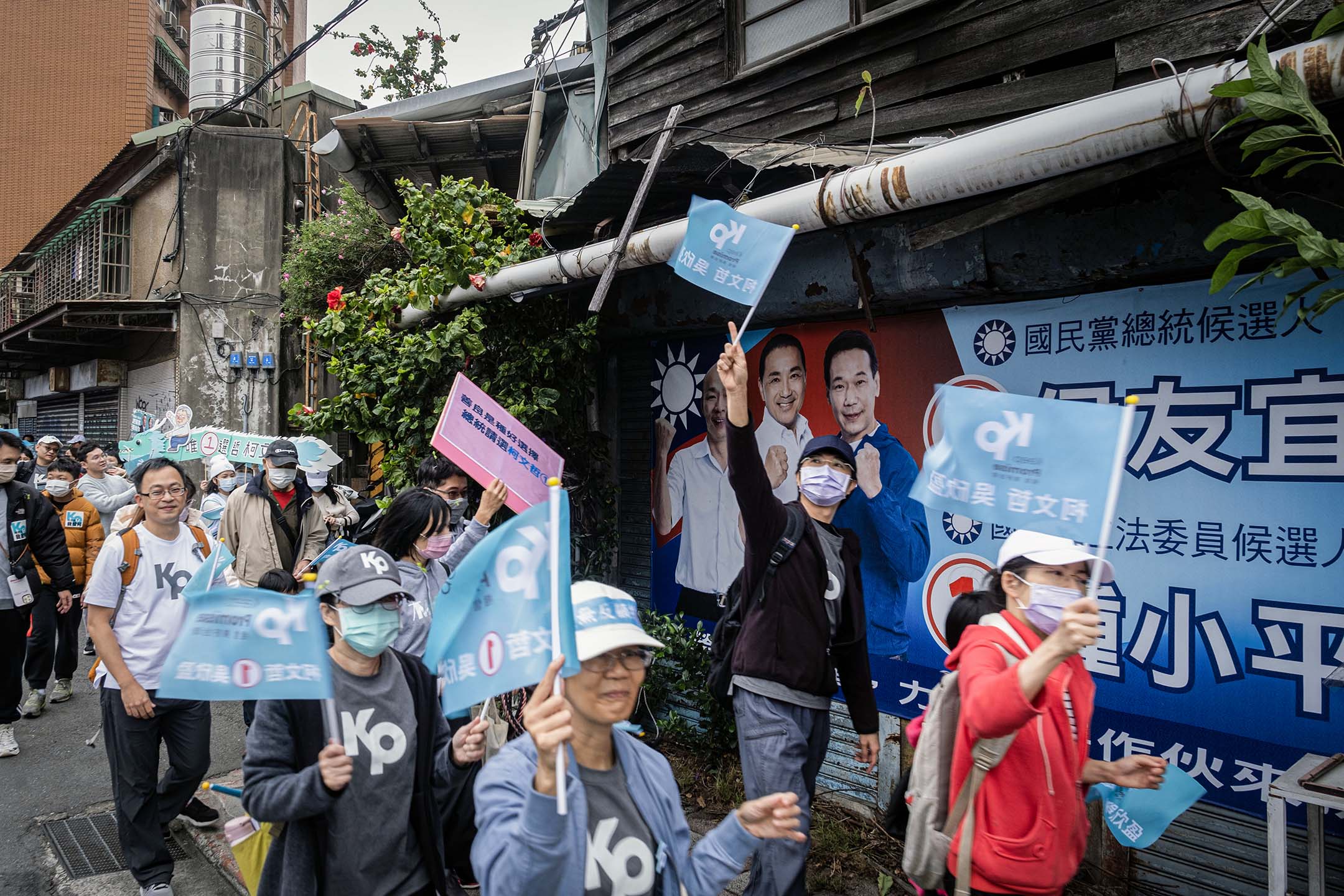 2023年12月31日,台北,柯文哲支持者發起「小草們一起大眾走」活動。攝:陳焯煇/端傳媒