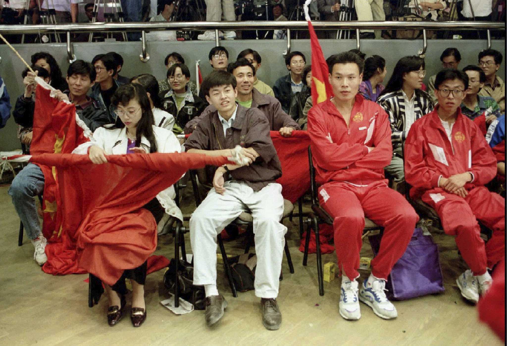1993年9月24日,北京申辦 2000 年奧運失敗,支持者們表現失望。攝:Dennis Owen/Reuters/達志影像