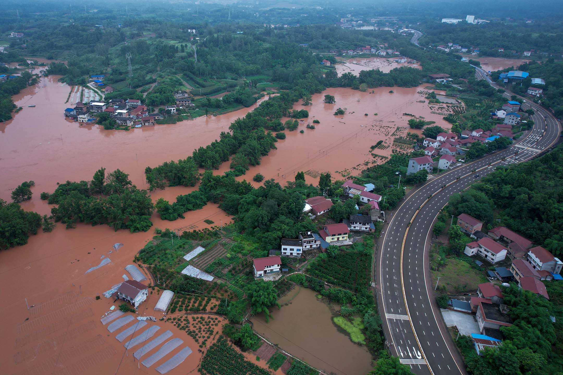 2024年7月14日,中国内江小青龙河沿岸的农地被洪水淹没。图:Costfoto/NurPhoto via Getty Images