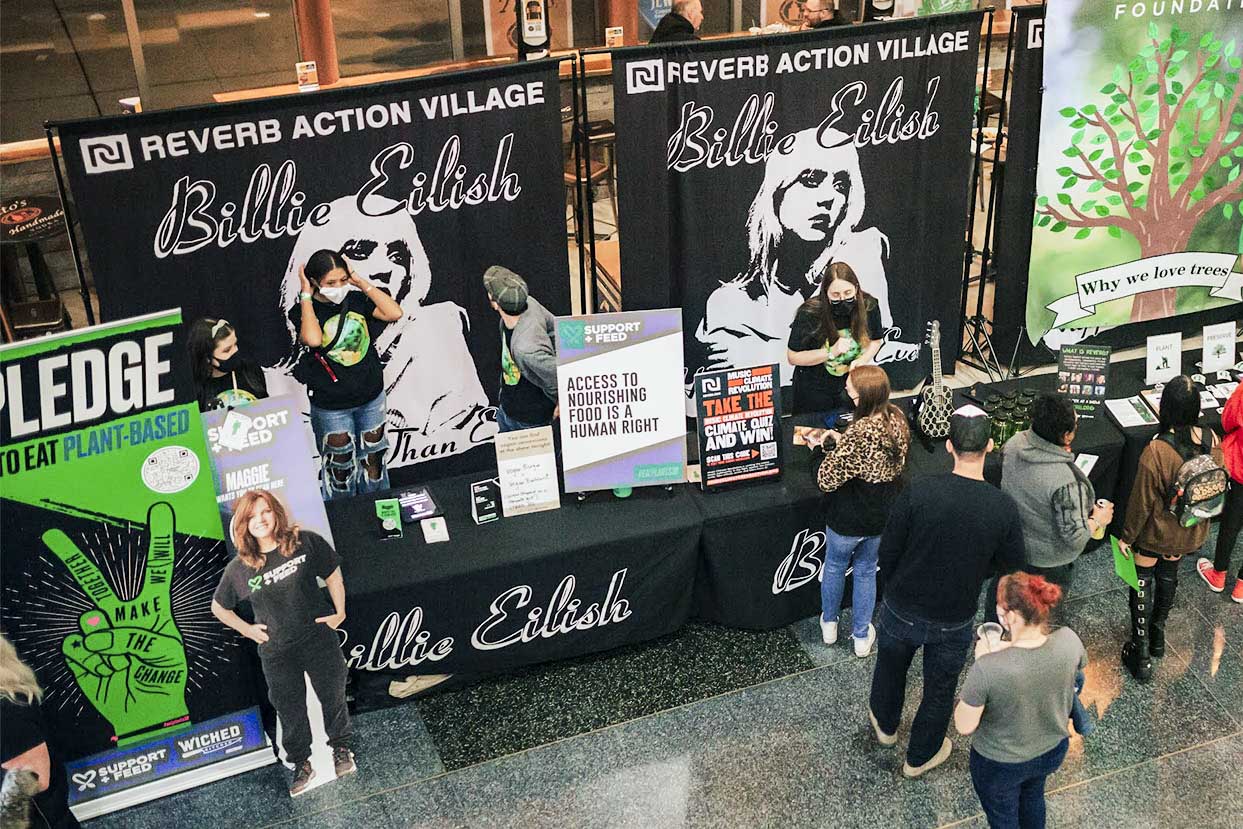 美國歌手 Billie Eilish 的演唱會現場會固定設置一個環保村(Eco Village)專區,邀請在地環保團體推廣氣候行動相關資訊。網上圖片