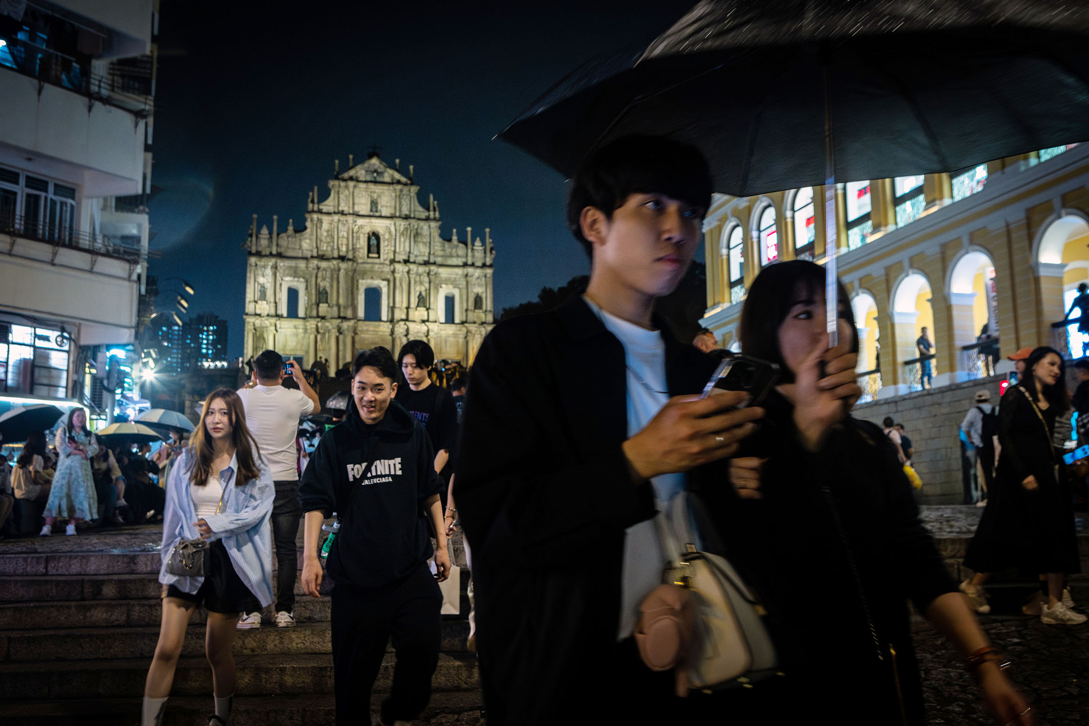 2024年5月2日,澳門,大三巴牌坊前的行人。攝:Eduardo Leal/Bloomberg via Getty Images