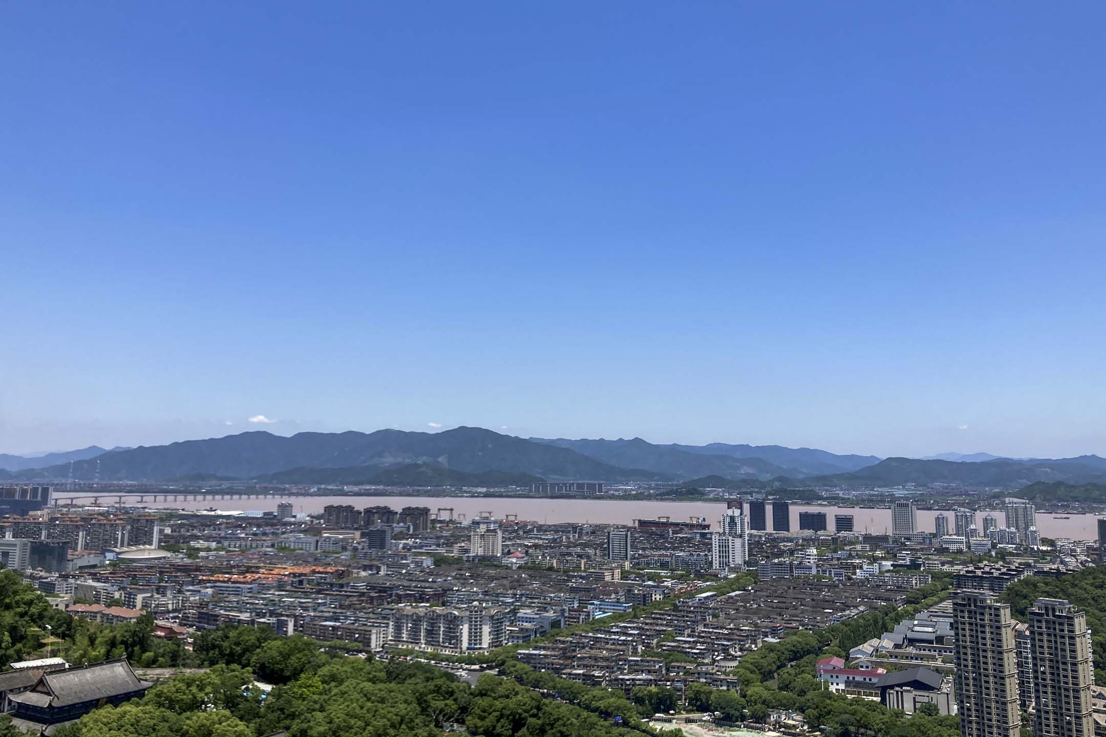 白雲山俯瞰椒江。攝影:郝偉凡