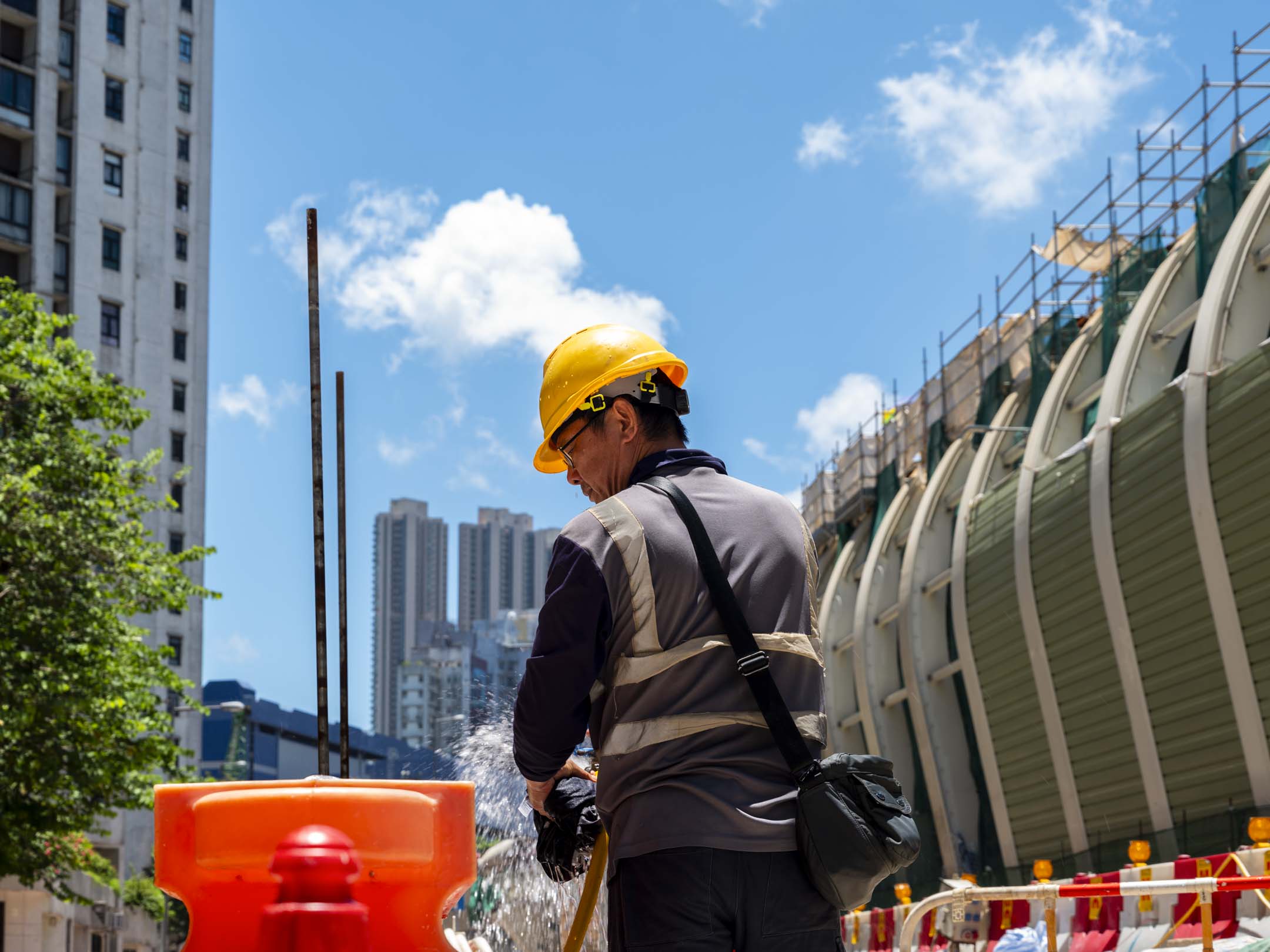 油麻地的一名修路工人。攝:林振東/端傳媒