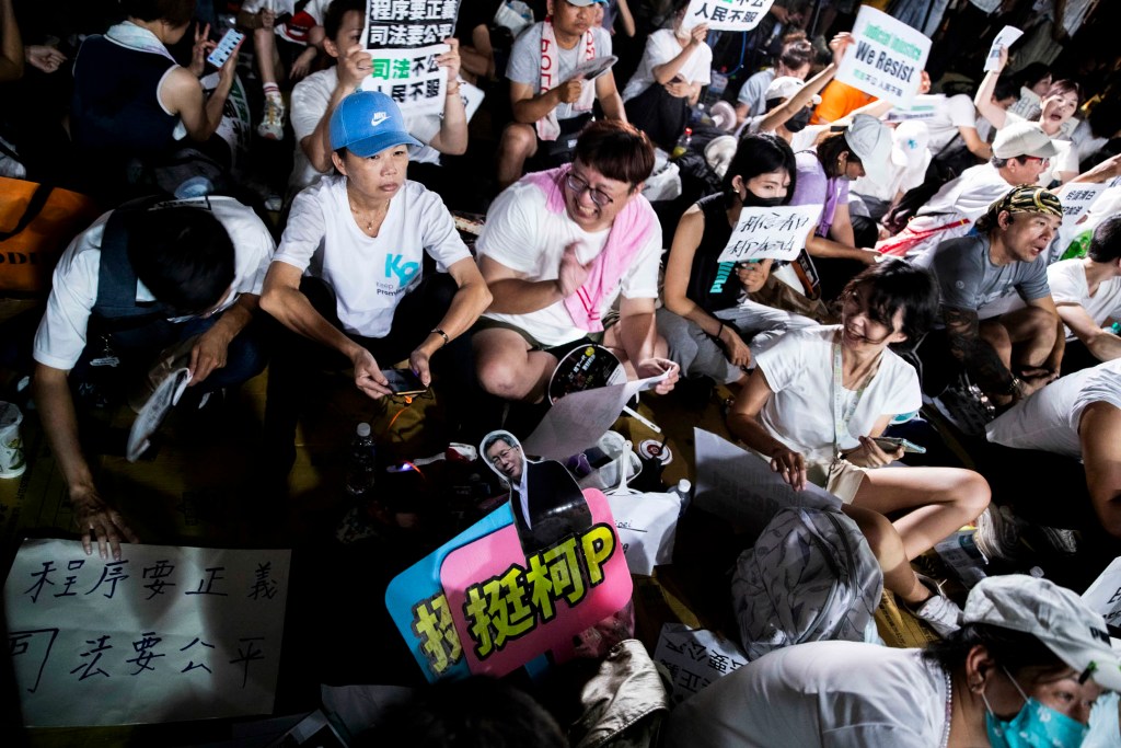 2024年9月1日,民众党主席柯文哲因涉京华城容积案,遭台北地检署声押禁见,支持者在北检外聚集声援。 摄:林振东/端传媒