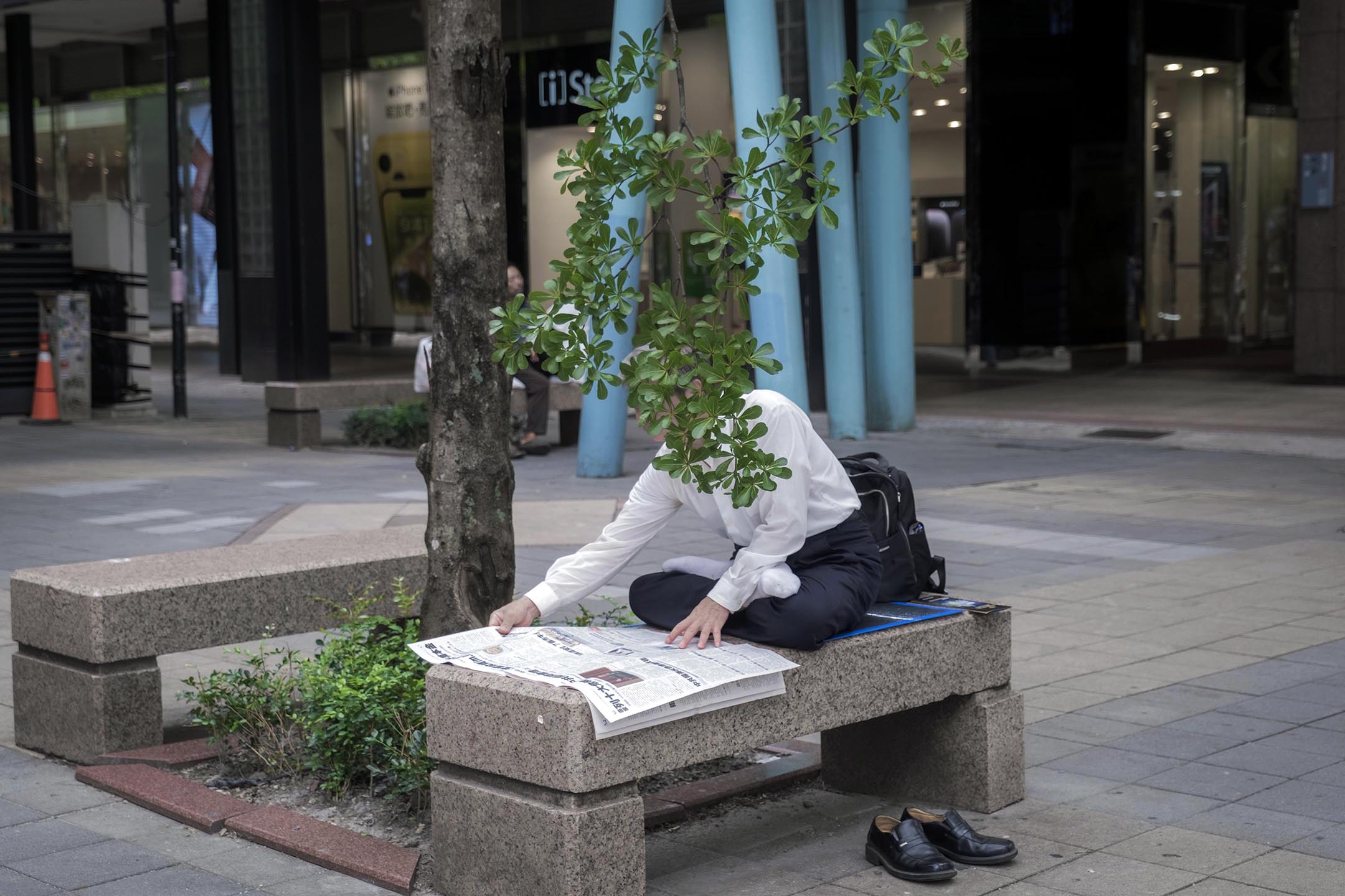 2023年6月8日,台北,一名市民在看報紙。攝:陳焯煇/端傳媒