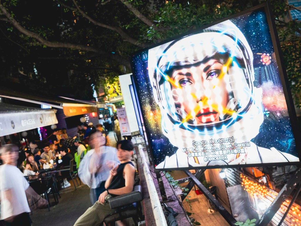 尖沙咀酒吧的一個太空人宣傳廣告。攝:林振東/端傳媒