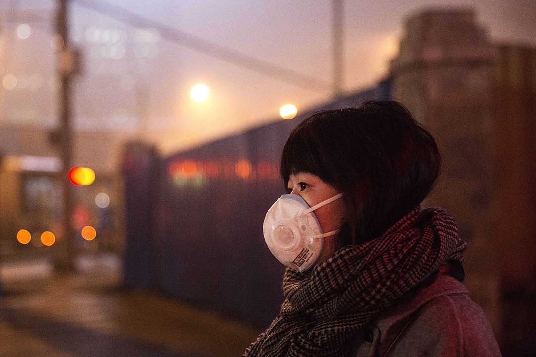 在北京，雾霾天气令很多测试PM2.5的机器均达到上限，测不出数字。摄:Kevin Frayer/GETTY