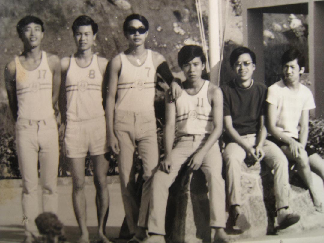 69年大屿山夏令营,右一为汤家骅。受访者提供照片